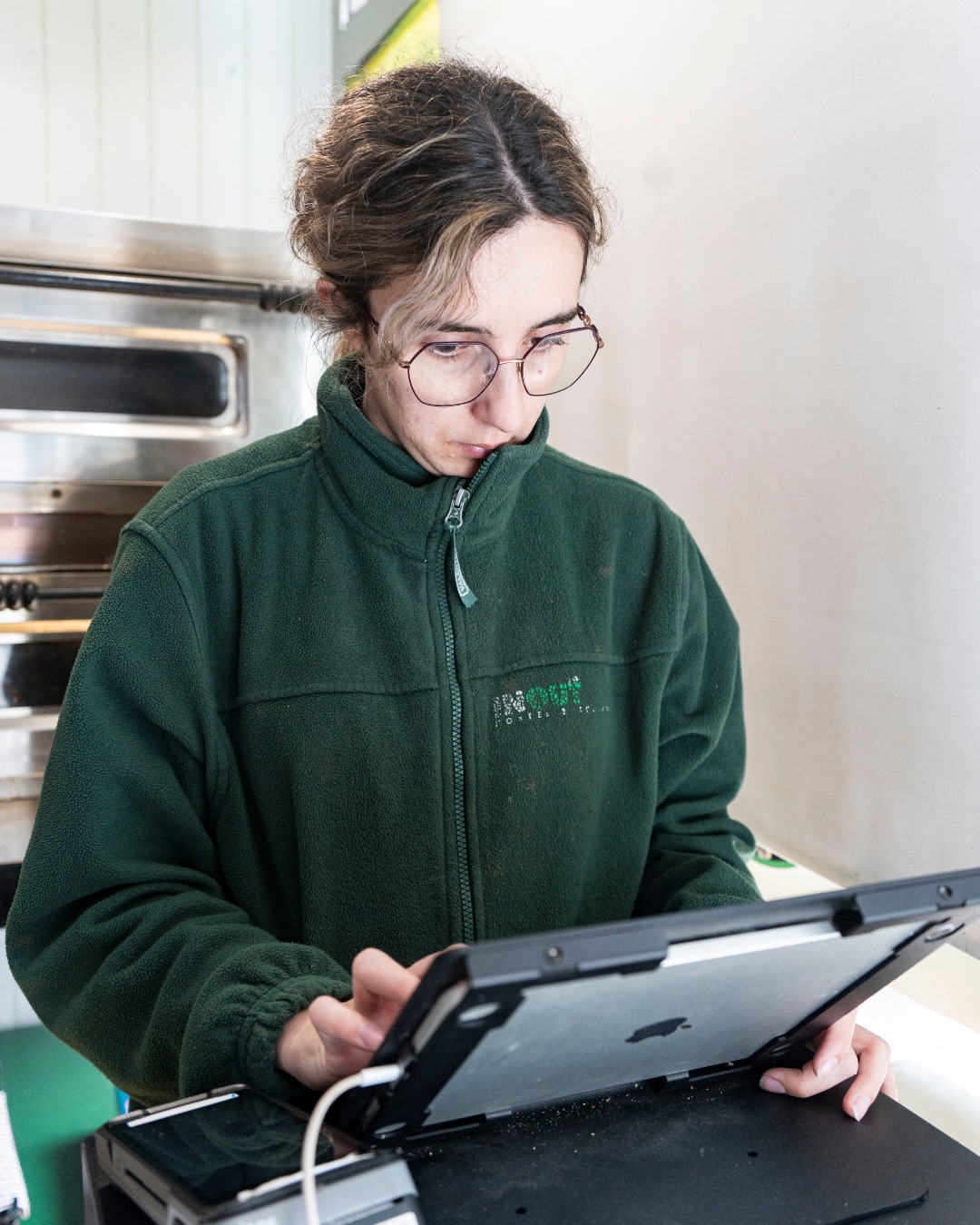 💛 En INOUT, las personas que te atenderán son el corazón del proyecto.
🤝 Profesionales comprometidos, cercanos y con muchas ganas de hacer que tu experiencia sea fácil, cómoda y auténtica.
✨ Estamos aquí para acompañarte y ofrecerte la mejor atención, siempre.
_______
💛 A INOUT, les persones que t’atendran són el cor del projecte.
🤝 Professionals compromesos, propers i amb moltes ganes de fer que la teva experiència sigui fàcil, còmoda i autèntica.
✨ Som aquí per acompanyar-te i oferir-te la millor atenció, sempre.
_______
💛 At INOUT, the people who welcome you are at the heart of everything we do.
🤝 Dedicated professionals who care, listen, and want to make your stay easy, comfortable and real.
✨ We’re here to support you and give you the best experience, every time.
#INOUTHostel #Barcelona