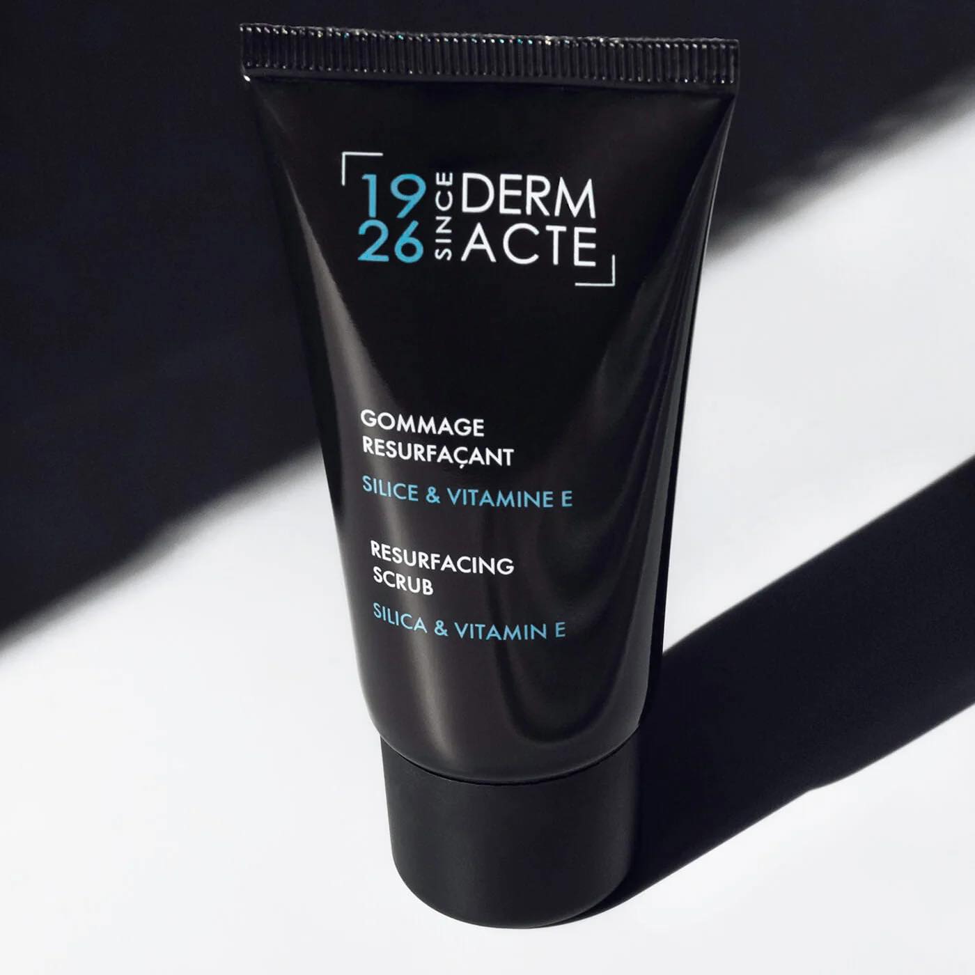 Gommage Resurfaçant
Crème ultra-exfoliante inspirée de la Microdermabrasion.
Une crème ultra-exfoliante enrichie en vitamine E, formulée avec la juste concentration de silice et de cellulose qui agissent en complémentarité pour désincruster les impuretés, éliminer les cellules mortes et lisser la peau.
Idéal pour : Peau en manque d’éclat. Grain de peau irrégulier.
1 à 2 fois par semaine, appliquer en couche fine sur le visage et le cou nettoyés en évitant le contour des yeux. Gommer en mouvements circulaires puis rincer. Parfaire avec la lotion.
Immédiatement, le grain de peau est visiblement affiné ; les pores sont resserrés. Plus nette, la peau est aussi plus douce, plus confortable.