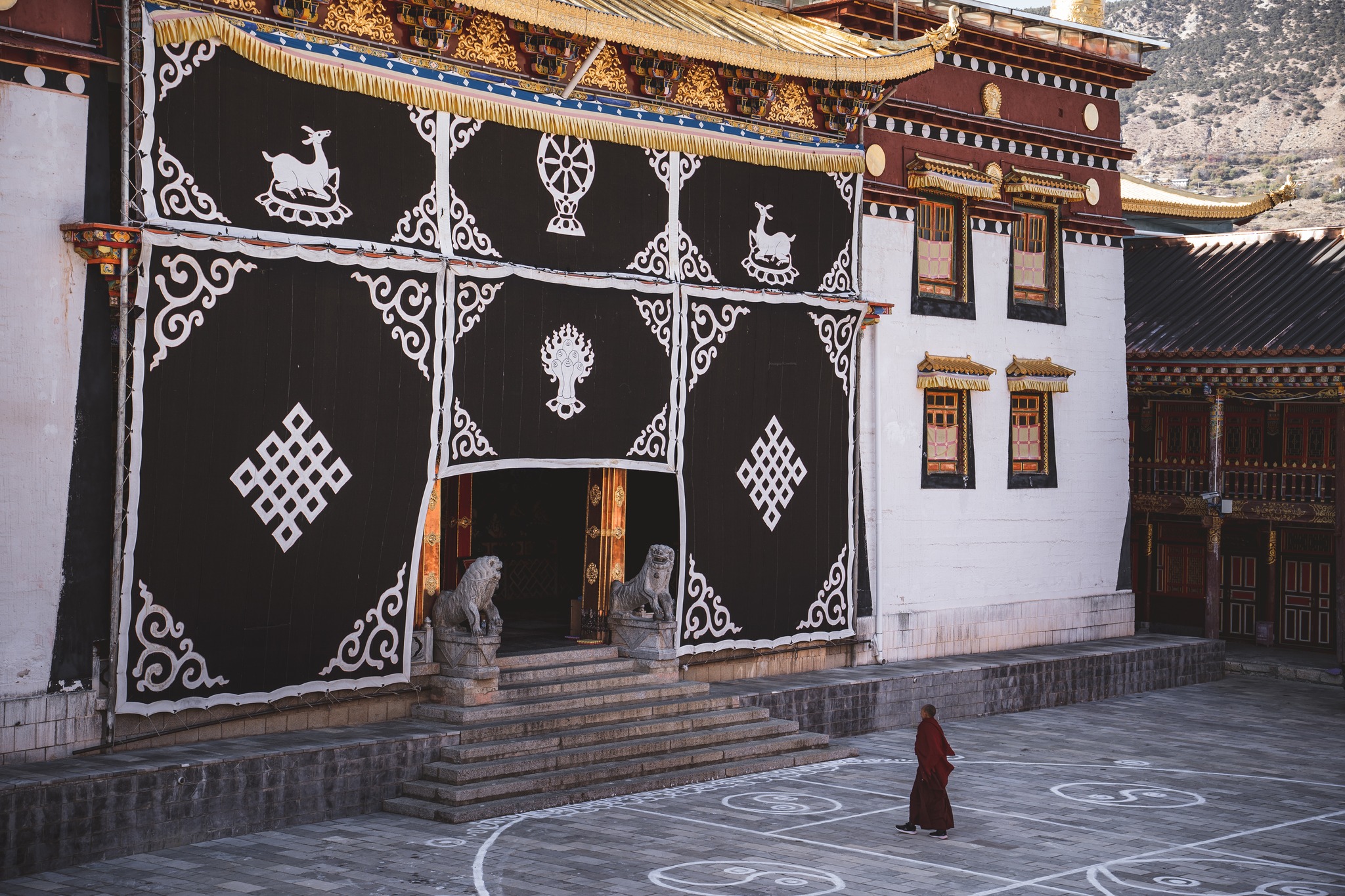 Nord du Yunnan — le recto de la carte postale
Quand on dit Tibet, on pense souvent à la Région autonome du Tibet. Mais cette frontière est administrative. Le Tibet historique, lui, déborde largement — disséminé dans plusieurs provinces chinoises, jusque dans les montagnes du Yunnan.
La route monte. Plus de 3000 mètres d’altitude. Le Tibet.
Les monastères surgissent sur les hauteurs. Le paysage devient plus sec, plus rugueux. Les visages, burinés par le soleil d’altitude, s’ouvrent en sourires.
Le vent, les drapeaux de prières, la lumière dure sur les plateaux.
Puis je choisi de redescendre. Plonge dans les gorges du Yangzi Jiang, dont l’eau turquoise tranche la roche.
Comme souvent dans les paysages culturels du Yunnan, cette image aussi a son revers. Le verso de la carte postale arrive bientôt.
_______
Northern Yunnan — the front of the postcard
When we say Tibet, we often think of the Tibet Autonomous Region. But that boundary is administrative. Historical Tibet stretches far beyond it — dispersed across several Chinese provinces, reaching into the mountains of Yunnan.
The road climbs. Above 3,000 meters. Tibet.
Monasteries appear on the heights. The landscape grows drier, harsher. Faces, carved by the high-altitude sun, open into smiles.
The wind, prayer flags, the hard light over the plateaus.
Then I choose to descend. Down into the gorges of the Yangtze, where turquoise water cuts through the rock.
As so often in Yunnan’s cultural landscapes, this image too has its reverse.
The back of the postcard is coming soon.
