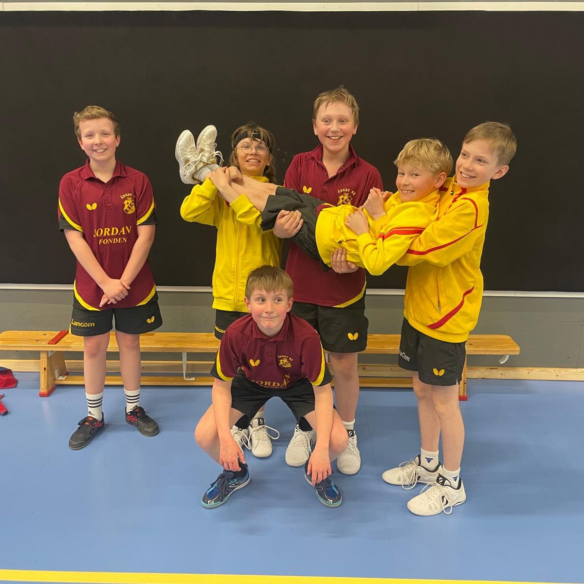 🏓💛 SERIESÖNDAG 15/3: Idag vankades det serieavslut i många av våra serier och här följer lite rapportering!
Ängby SK:A1 vinner borta mot Vetlanda med 5-0 och vinner därmed Superettan Herr 2025-2026!! STORT STORT GRATTIS!!! Ängby SK:A2 vinner även dem dagens match mot Västers BTK med 5-4 och hamnar därmed på en 5:e plats.
Våra damer i Pingisligan by STIGA får möta tufft motstånd från ett revanschlystet Halmstad BTK, och vi förlorar tyvärr med 0-6. De slutar därmed på en 5:e plats i Mästerskapsserien 2025-2026.
Våra damer i Superettan vinner den första matchen mot Carlshamns BTK med 6-4 och sen blir det förlust mot Kungsbacka med 2-6. De slutar därmed på en 4:e plats.
----
Utöver dessa matcher så har det även spelats i både divisioner och serier. Till exempel så vinner både Ängby SK: D1 samt Ängby SK: D2 i sina matcher idivision 2 Sthlm NV och säkrar därmed en andra och en tredje plats!
I division 3 herrar (ÖSSÖ) så vinner Ängby SK:C båda sina matcher och säkrar därmed en andra plats!
Det ser väldigt lovande ut inför nästa säsong och vi längtar redan till 2026-2027!
Men först lite vila, mat och träning!
STORT STORT GRATTIS till alla våra spelare - ni är alla fantastiska!
Här följer några bilder från helgen - maila gärna din bild till info@angby.com så ser vi till att den kommer med!
Vi ses i hallarna! 💛🏓