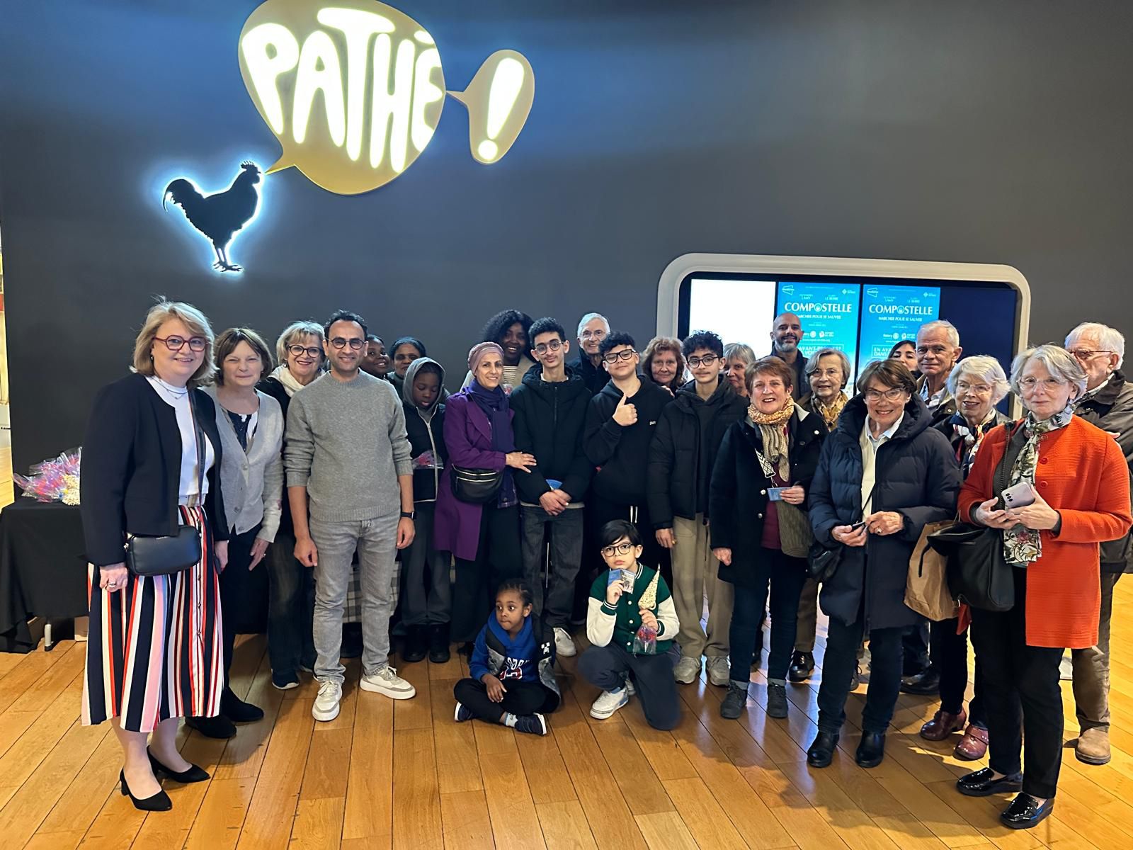 Ce mardi 10 mars, les bénévoles et bénéficiaires de Levallois Entraide ont eu la joie de participer à une soirée organisée par le @rotary_levallois dans le cadre de l’opération Espoir en Tête 🎬
Nous avons eu la chance d’assister à l’avant première du film Compostelle avec @alexandralamyofficiel . Un très beau moment de cinéma, rempli d’émotion et de sens 🌟
Au delà du film, ce fut surtout un moment de partage et de convivialité entre bénévoles et familles 🤝
Un grand merci au Rotary club de Levallois pour cette belle initiative et pour leur engagement au service de la solidarité 🧡
#LevalloisEntraide #Solidarité #EspoirEnTête