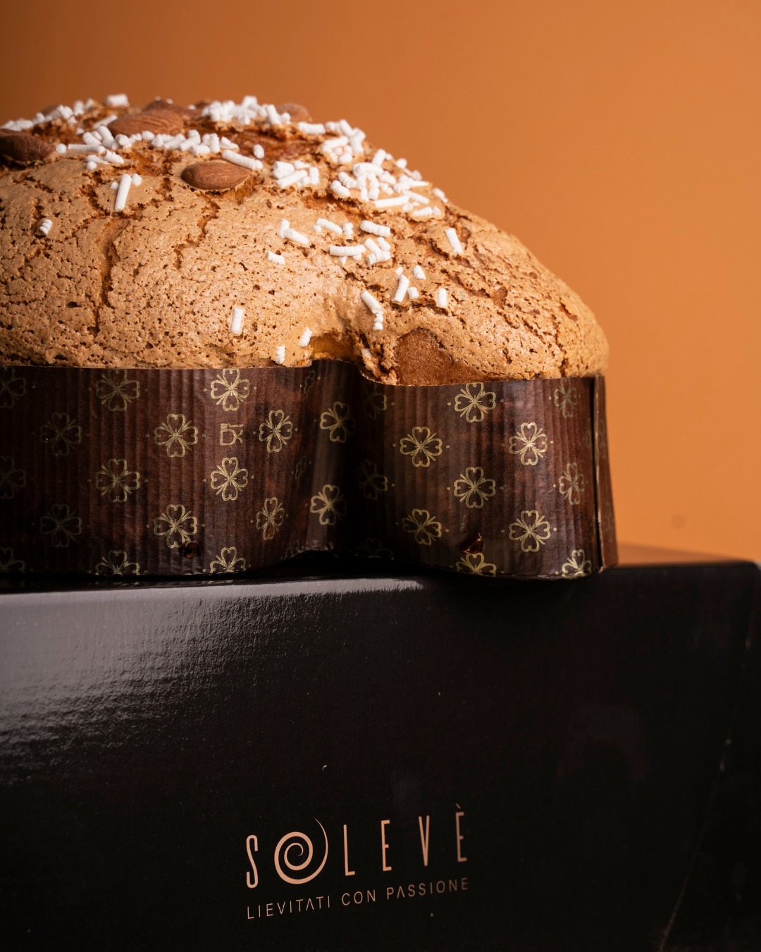Soffice impasto a lievito madre vivo, ingredienti selezionati e tutta la cura del nostro laboratorio.
Le colombe Solevè sono disponibili in diverse golose varianti:
Cioccolato bianco e lamponi
Cioccolato fondente
Caffè e limone
Noci e olive nella versione salata
🕊️ Scegli la tua preferita e porta in tavola la dolcezza della Pasqua.
✨ Scrivici in DM o su WhatsApp:
📞 +39 331 258 8607
✨ Prenotale ora e scegli anche il servizio di consegna
👉 www.solevelab.com
Oppure ritirale direttamente in sede:
📍 Via Pastrengo 58, Moncalieri
#Solevè #colombe #Pasqua #Bakery #PasticceriaArtigianale