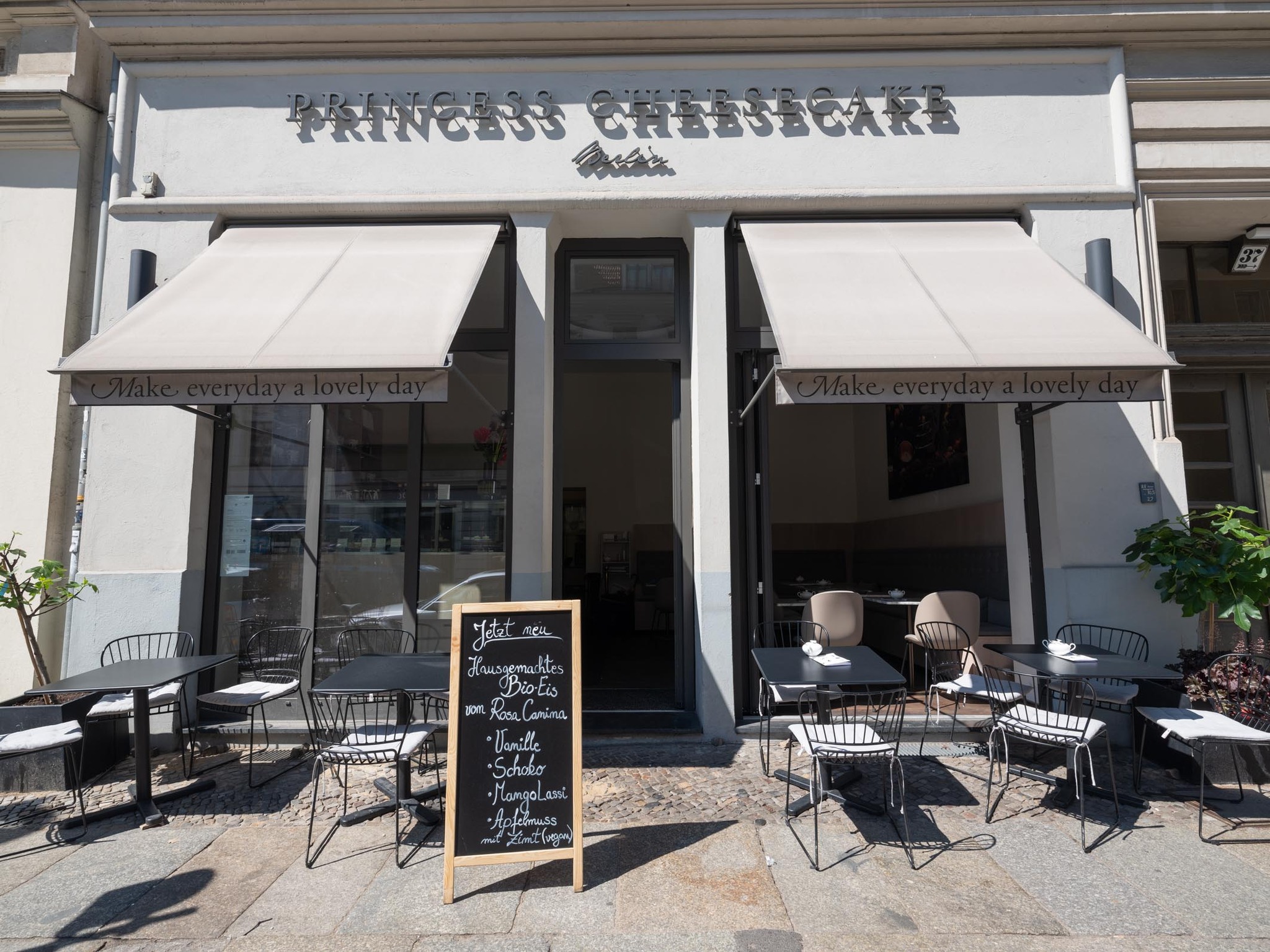 ✨ Back to normal! ✨
Wir sind wieder wie gewohnt für euch da – Zeit für Kuchen, Cheesecakes und entspannte Café-Momente:
Berlin Mitte:
Montag – Donnerstag: 11 – 20 Uhr
Freitag – Sonntag & Feiertage: 10 – 20 Uhr
Charlottenburg:
Montag – Donnerstag: 11 – 19 Uhr
Freitag – Sonntag & Feiertage: 10 – 19 Uhr
Kommt vorbei, gönnt euch ein Stück Liebe aus unserer Backstube und startet entspannt in die Woche oder ins Wochenende. 🍰☕
#PrincessCheesecake #BackToNormal #BerlinCafé #CheesecakeLove #SweetEscape