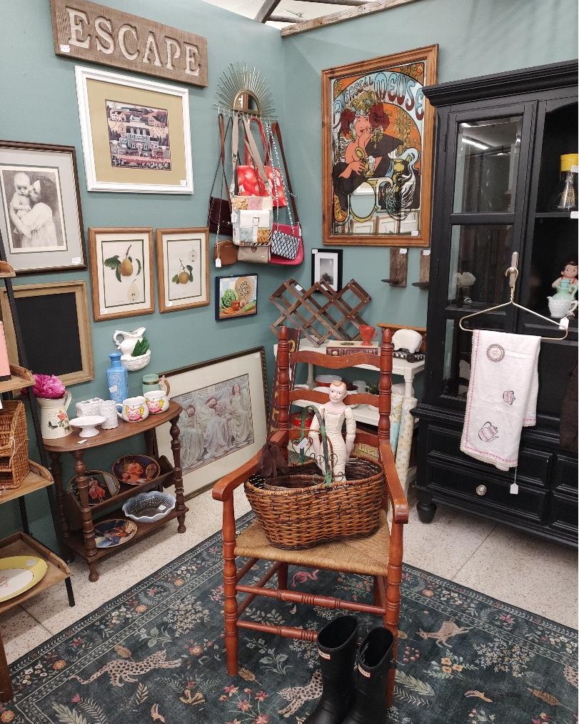 ESCAPE to Antiques & Uniques!
🏃🏽 🏃🏽♀️ 🏃🏻
Open THURSDAY through SUNDAY 10am-6pm
30200 Euclid Ave (Rt. 20), Wickliffe, OH 44092