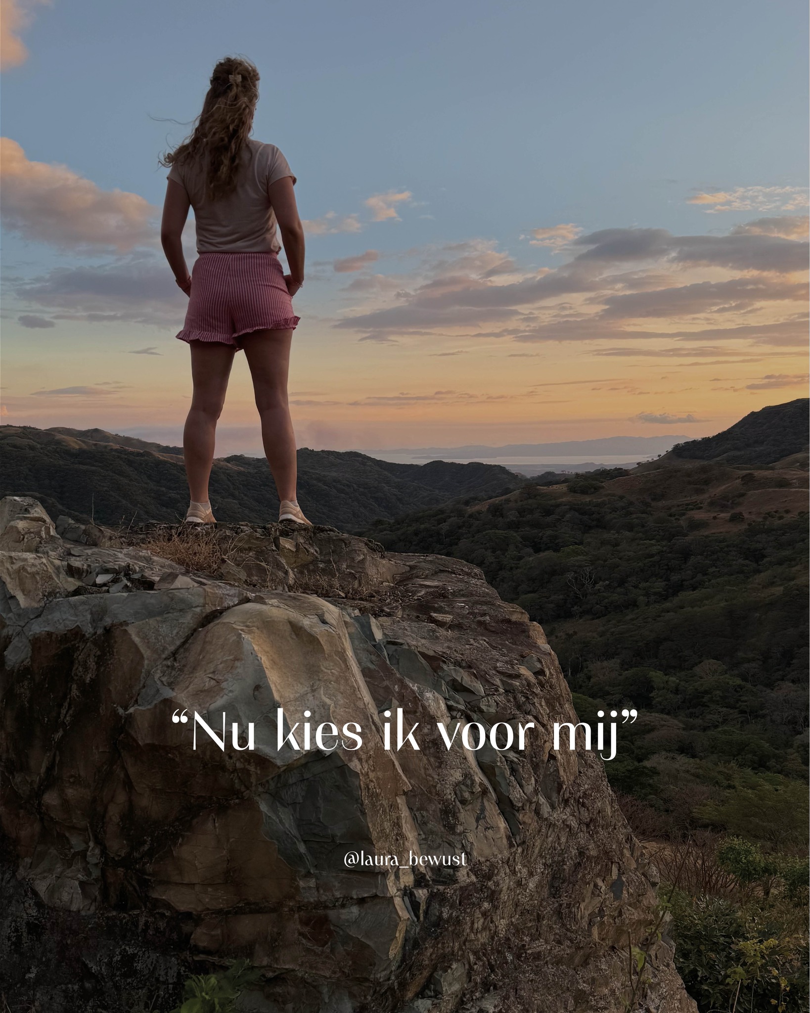 Diep van binnen voel je dat het tijd is voor iets anders. Dat je bepaalde patronen, overtuigingen of stukken uit het verleden niet langer met je mee wilt dragen. Dat je mag loslaten wat jou nog klein houdt, zodat er ruimte ontstaat voor wie je werkelijk bent, voor wat je graag wilt bereiken in dit leven.
Transformatie begint met een besluit. Het besluit om eerlijk naar jezelf te kijken. Het besluit om niet langer vast te blijven zitten in wat je kent, maar om jezelf de mogelijkheid te geven om te groeien.
En vanuit m’n eigen proces kan ik zeggen dat dat soms gepaard gaat met een heleboel ongemak. De stem in je hoofd die heel hard haar best doet om je te overtuigen:
‘Wie ben jij nou dat je dit kunt claimen?’
‘Dit werkt toch helemaal niet’
‘Je hebt het toch goed’
Eerst voelt het kwetsbaar en maakt het onzeker, maar dan besef ik dat dit de weg is. Hoe harder ze schreeuwt, hoe oncomfortabel of het ook is, dit betekent dat ik beweeg naar de verandering.
Ik ben het waard om los te komen van wat niet meer mijn waarheid is.
Ik ben het waard om mezelf deze volgende stap te gunnen.
En dat geldt ook voor jou!
In je kracht staan betekent niet dat alles altijd zeker voelt. Het betekent dat je, ondanks de twijfel, toch durft te vertrouwen op wat er in jou leeft. En dat je het leven weer met open blik en nieuwsgierigheid tegemoet durft te kijken.
Soms begint alles met één moment. Een moment waarop je besluit: ‘nu kies ik voor mij.’
Wil je hier concreet mee aan de slag? Ontdek hoe een 1-op-1 behandeltraject jou kan ondersteunen om los te laten, ruimte te maken en krachtig vooruit te gaan.
Meer informatie over mijn trajecten vind je op laurabewust.nl.