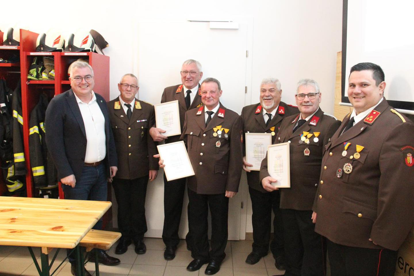 Bgm. Ingo Dörflinger war bei der Jahreshauptversammlung der FF Feichtenberg zu Gast und betonte dabei die große Bedeutung funktionierender Feuerwehren für unsere Gemeinden. Gerade in herausfordernden Zeiten zeigt sich, wie wichtig eine starke, verlässliche und engagierte Feuerwehr ist.
Ein besonderer Dank gilt allen aktiven Mitgliedern, die in den vergangenen Monaten bei mehreren großen Einsätzen in unserer Gemeinde mit vollem Einsatz ausgerückt sind. Dieses Engagement verdient höchsten Respekt und Anerkennung.
Herzliche Gratulation auch an alle geehrten und ausgezeichneten Mitglieder. Danke für euren wertvollen Einsatz und eure langjährige Verdienste für die Gemeinschaft!