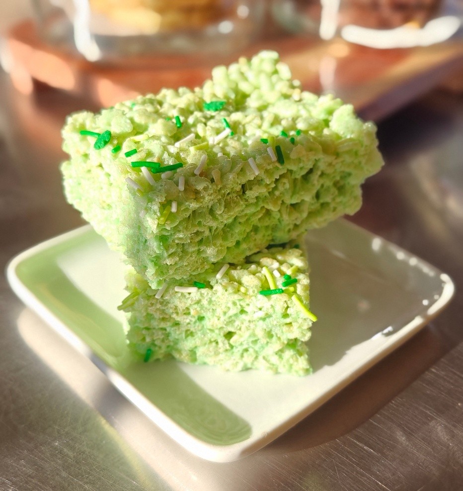 🍀💚 Just in time for St. Patty’s Day!
Our Dairy-Free Green Rice Krispy Bars are here bringing all the festive fun — gooey, chewy, crispy goodness with a lucky green twist.
They’re sweet, nostalgic, and perfect for celebrating a little Irish cheer (no leprechauns required). 😉
#senzaglutenfree #glutenfreebakery #stpatricksday #ricekrispytreats #dairyfreegoodness #luckybites
