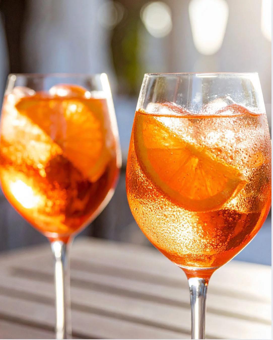 Spritz cocktails are having a real moment at weddings🍹
They’re light, refreshing and perfect for relaxed celebrations, especially outdoor weddings or marquee receptions. Aperol, limoncello, Hugo spritzes - they look beautiful, taste amazing and are always popular with guests🍋✨
👉 Download our brochure at www.12lemons.co.uk
12 Lemons - A Mobile Wedding Bar Designed Around You
#glasgowmobilebar #glasgowweddingbar #glasgowwedding #glasgowweddings