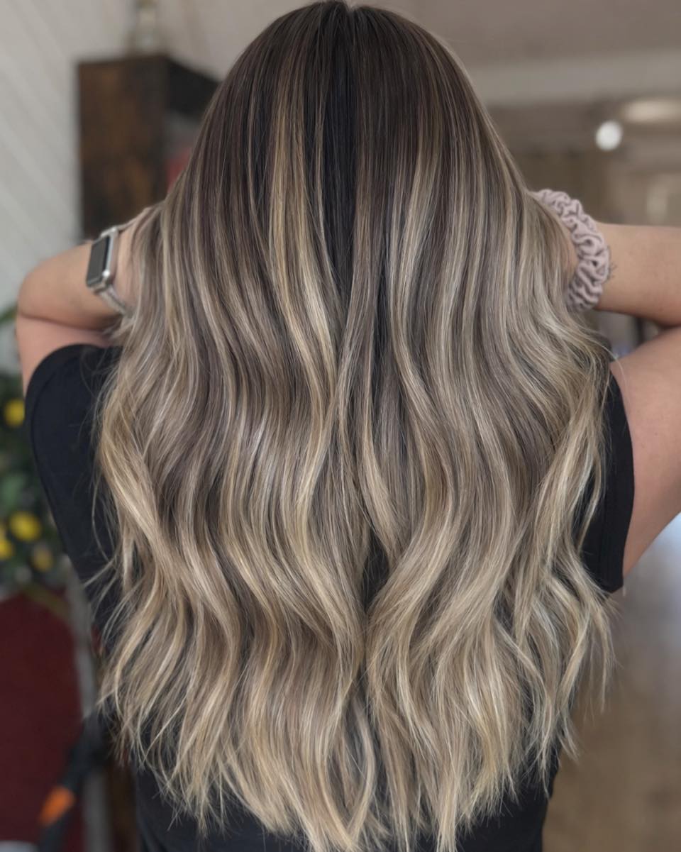 ✨ Avant / Après ✨
Rattrapage blond aujourd’hui 🤍
Objectif : neutraliser les reflets trop chauds et retrouver un blond lumineux et harmonieux.
💡 Technique et produits utilisés :
• BlondMe de Schwarzkopf
• Protection et réparation avec Olaplex en soin profond
🧴 Routine conseillée à la maison :
• Shampoing illuminateur BlondMe
• Soin nutrition BlondMe
• Fibre Clinix pour renforcer et réparer la fibre capillaire
Résultat : un blond plus froid, plus lumineux et des cheveux nourris et brillants ✨
Vous aimez ce type de transformation ?
#leslandes#bohamestudio #blondtransformation #blondme #schwarzkopfprofessional #olaplex #fibreclinix #coiffeur #hairtransformation #blondhair