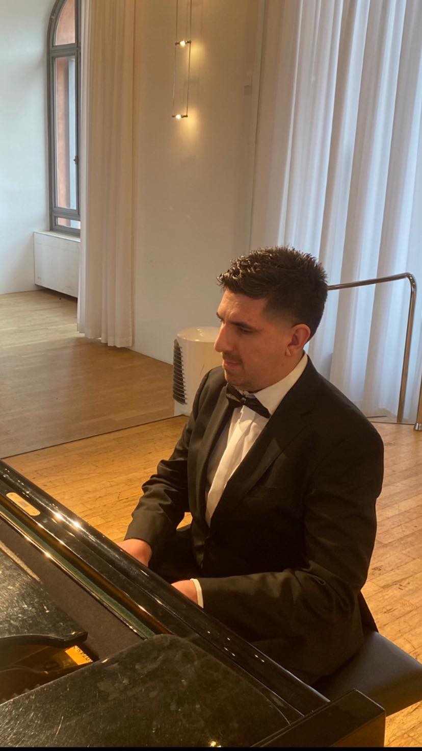 Lieber Boran,
wir gratulieren dir von Herzen zur Aufnahme in das Master-Klavierprogramm an der Universität Freiburg.
Wir sind sehr stolz auf dich und wünschen dir weiterhin viel Erfolg und Freude an der Musik. 🎹✨
Deine Familie