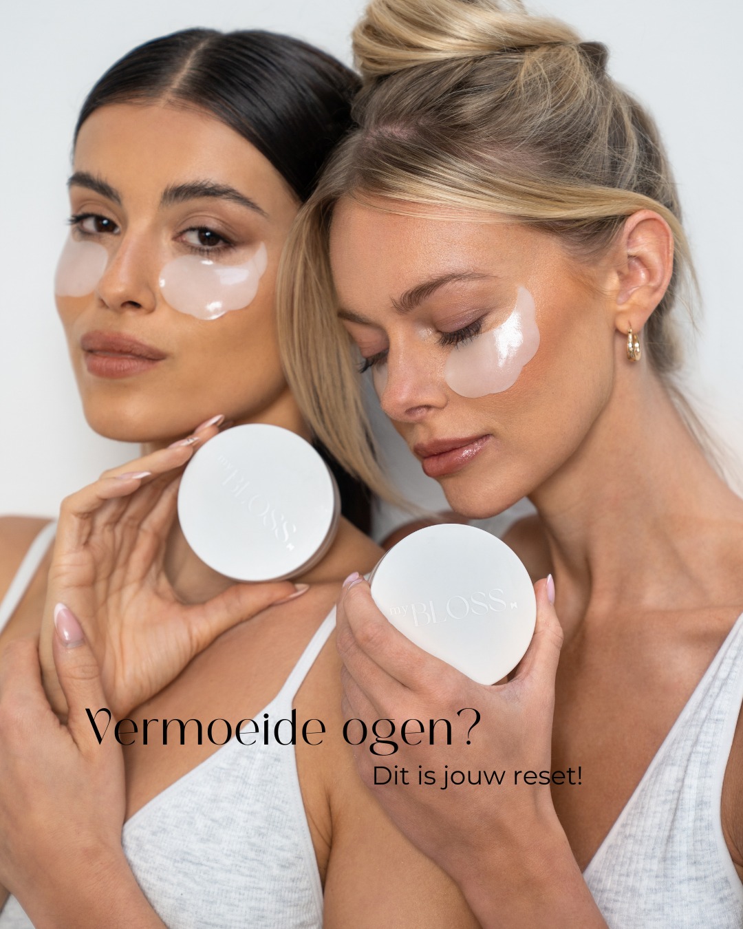 Vermoeide ogen, fijne lijntjes of een huid die er wat “plat” uitziet? Je oogcontour is vaak de eerste die het laat zien 👀
De MyBloss Hydro Collagen Eye Pads zijn mijn go-to wanneer die zone wat extra nodig heeft. Geen ingewikkelde routine, gewoon een slimme boost die werkt.
Deze hydrogelpads starten wit en worden langzaam transparant terwijl ze hun werk doen in je huid. Dat betekent: actieve ingrediënten die effectief opgenomen worden, precies waar je ze nodig hebt.
Wat je mag verwachten ✨
- een intens gehydrateerde huid
- een gladdere, meer geplumpte look
- een frissere blik (zelfs na een korte nacht 😉)
Met onder andere hyaluronzuur voor hydratatie, collageen voor soepelheid, niacinamide voor een egale huid en cafeïne voor die frisse, uitgeruste look.
Gebruik ze wanneer je huid er vermoeid uitziet, voor een event of gewoon… omdat je jezelf dat moment gunt 🤍
Mijn tip? Dit is jouw quick fix zonder bullshit.
Wil je nog een stap verder gaan? Kies dan voor de Eye Care Set voor een nog intensere verzorging.
Shop via www.purelle.be of stuur me een berichtje voor persoonlijk advies ✨
Veel liefs,
Lien
Pur’elle Huidinstituut
☎️ 0494 58 65 50
📩 info@purelle.be
🌍 www.purelle.be