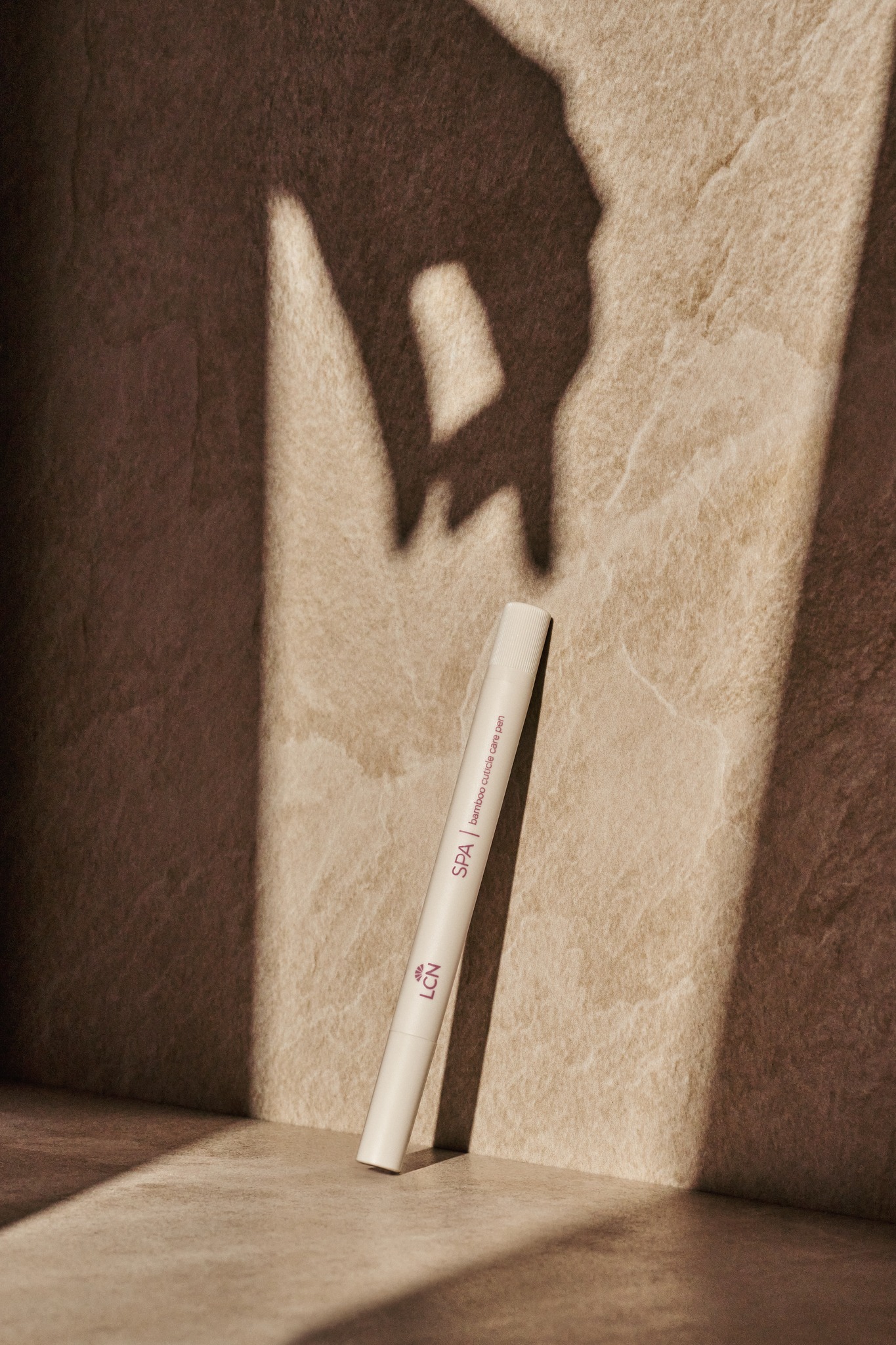Perfect nail care? Right at your fingertips!
The LCN SPA Bamboo Cuticle Care Pen (Item No. 92945) is your beauty essential for instantly nourished, supple cuticles—anytime, anywhere ♥
Thanks to its convenient pen design, it fits in any handbag and is always within reach—whether at the office, while traveling, or on the go. Care on the go, whenever you need it.
The intensive formula moisturizes, provides long-lasting nourishment, and ensures a visibly perfect finish.
Fast. Precise. Pure wellness.
Discover it now, pack it up, and enjoy well-groomed nails anytime!
#spa #selfcare #handcare #nailcare #nailstudio