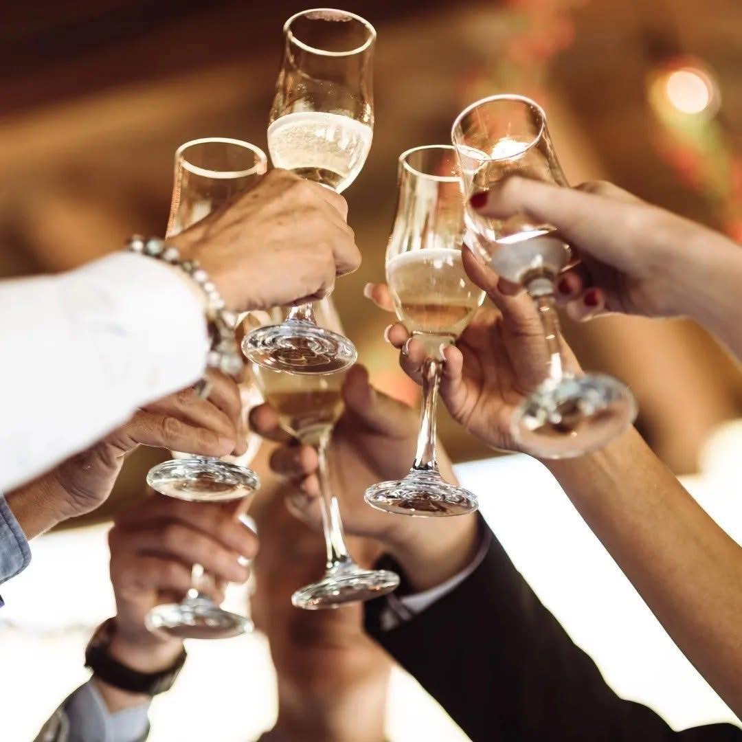 Serving drinks during dinner is completely up to you🍷
Some couples prefer the bar to stay open so guests can order what they like. Others choose wine and beer for the tables so everything flows smoothly throughout the meal. Or maybe a mix of both. We help you decide what works best for the timing of your wedding and the atmosphere you want
to create🍋🥂
👉 Find out more about drinks packages on our website
12 Lemons - Wedding Bar Hire Across Scotland, Done Properly
#HorseboxBar #weddingbarhireglasgow #mobileweddingbar #scottishwedding #glasgowwedding