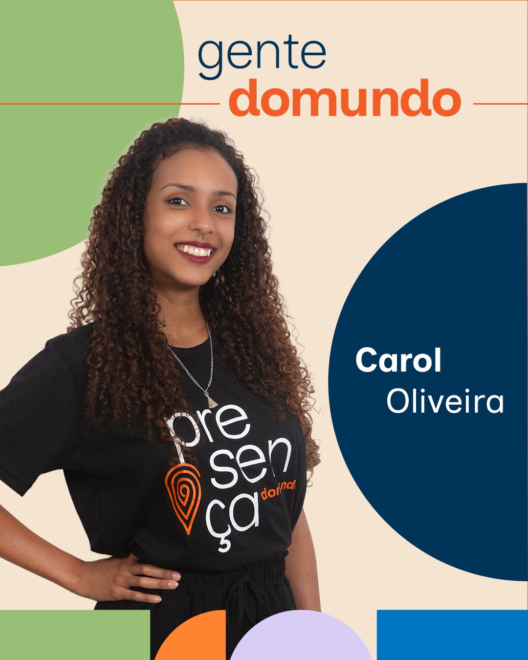 A caçula da Domundo! 🌟 Com apenas 22 anos, Carol Oliveira faz parte do time de Comunicação e já mostra que veio para somar.
Prestes a se formar em Turismo pela Universidade Federal Rural do Rio de Janeiro, Carol é responsável por diversas frentes na Domundo.
“Cuido do controle de estoque, organizando os materiais que vão para os passageiros nos tours. Também faço as alterações no nosso site e alimento o blog”, explica.
Seu trabalho vai além: Carol também é responsável por catalogar as imagens dos tours da Domundo, cuidando do nosso arquivo visual e garantindo que cada memória de viagem não se perca. Além disso, ajuda a manter nosso Instagram sempre organizado e atualizado.
Entre os destinos da Domundo que sonha conhecer, Carol não hesita: “Japão! Gosto da cultura, da culinária e dos animes. Acho o país bem bonito”.
E por falar em anime, essa é uma das grandes paixões de Carol fora do trabalho. “No meu tempo livre, quando não estou estudando ou trabalhando, gosto de ver anime, jogar online… Jogava muito LoL (League of Legends) quando tinha mais tempo, agora é um pouco mais difícil. Leio livros, ouço música e tento ir em alguns eventos de rock, que gosto bastante”, conta.
🌎 Esse é o Gente Domundo, uma editoria especial que conta um pouco mais sobre os nossos colaboradores. Continue de olho nos próximos posts!
#domundo #turismo #viagens #corporativo #comunicacaointerna
