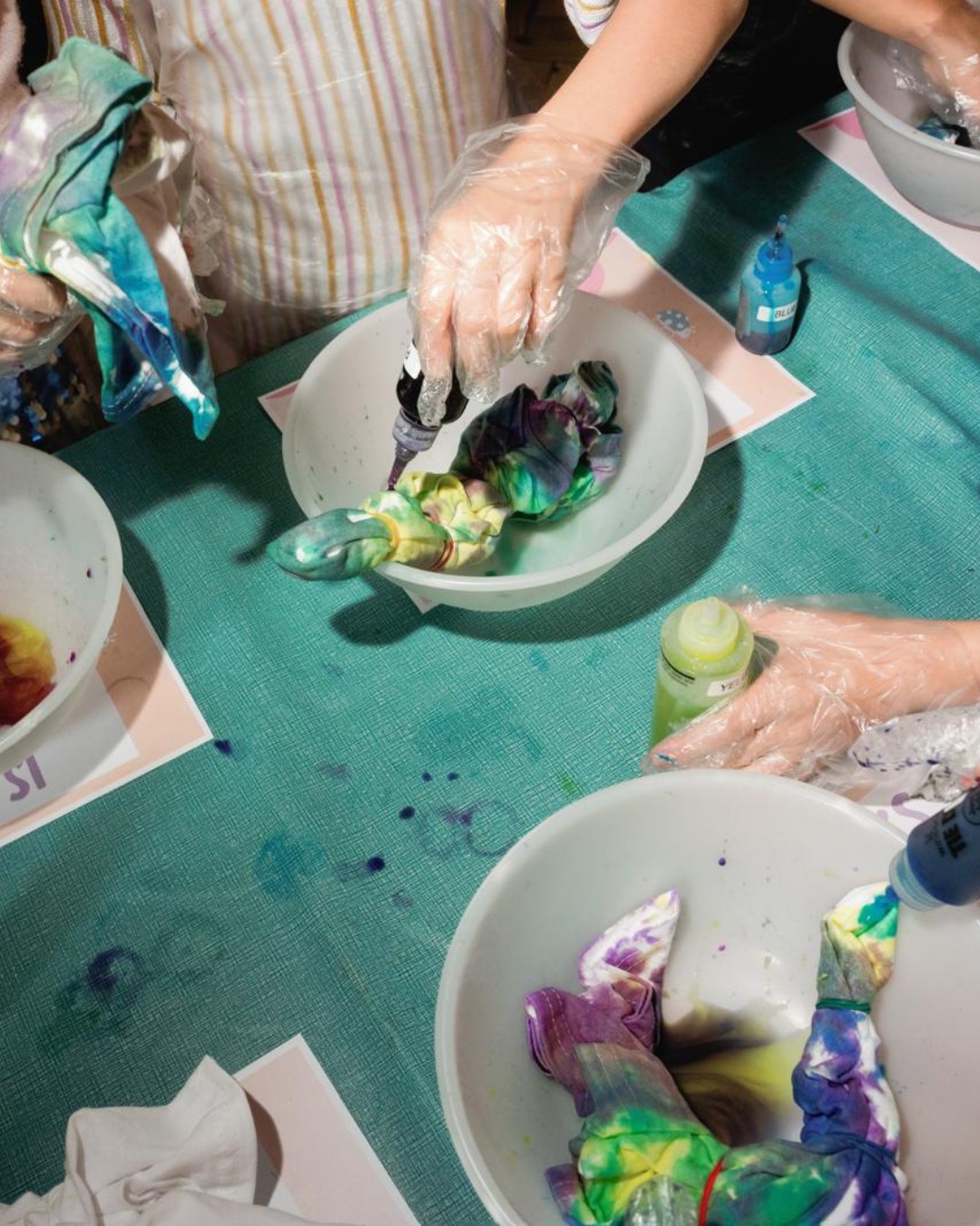 Summer is creeping up on us… which means one thing ☀️👀
It’s time to book your tie-dye party 🎨✨
If your child is into art, this is the party they’ll be talking about all summer long 💫 We’re talking bold colours, hands-on fun, and creations they actually get to wear and keep.
Tie-dye t-shirts, hoodies, tote bags… you name it — we’ve got it covered 🌈
Perfect for birthdays, end-of-term celebrations, or just a seriously cool summer get-together.
London parents already know… we don’t just do tie-dye — we do it best 😉
Spots are limited, so don’t wait 💌
#TieDyeParty #LondonKids #SummerParties #CreativeKids #ArtParty #Gluegang