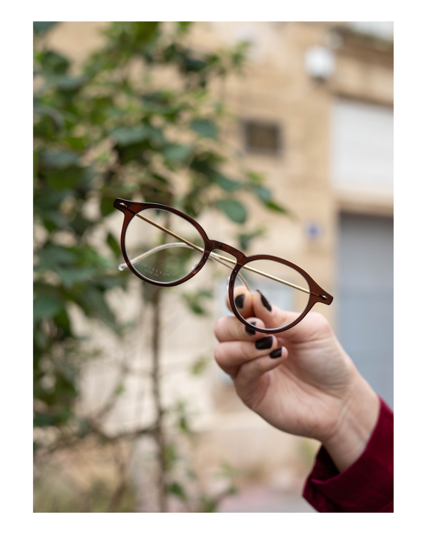 Une ligne fine,
un équilibre parfait,
et cette légèreté qu’on oublie presque.
C’est discret… mais jamais banal.
Le genre de paire qu’on ne remarque pas tout de suite,
mais qu’on ne quitte plus une fois adoptée.
-
Opticien Montpellier l Montpellier l Opticien occitanie l Lunette Montpellier