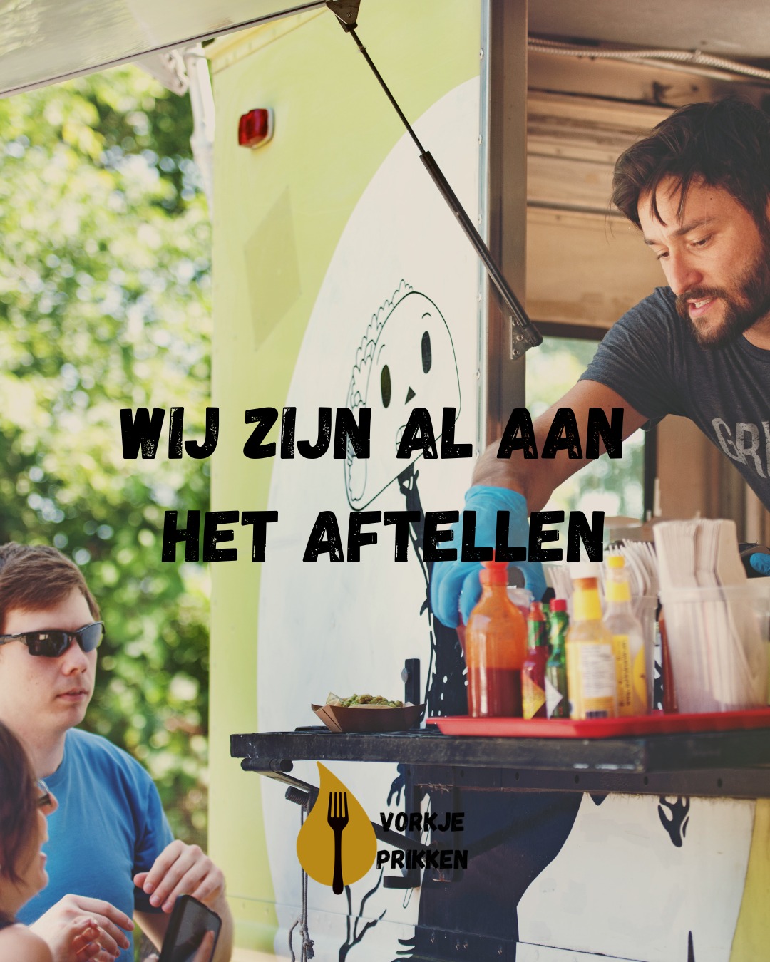 De dagen worden langer, de zon laat zich steeds vaker zien… en dat kan maar één ding betekenen: het is bijna tijd om af te tellen naar Vorkje Prikken!
In zowel Ede als Oosterbeek maken we ons op voor twee heerlijke evenementen waar alles samenkomt wat het leven nét even mooier maakt. Denk aan de geur van versbereide gerechten, muziek die je vanzelf laat meebewegen en vooral: de gezelligheid van samen zijn met vrienden, familie en bekenden.
Vorkje Prikken Ede en Vorkje Prikken Oosterbeek beloven ook dit jaar weer een sfeervol samenzijn te worden waar genieten centraal staat. Of je nu komt om nieuwe smaken te ontdekken, een goed glas te drinken of gewoon om bij te praten in de zon — dit zijn momenten die je niet wilt missen.
En laten we eerlijk zijn: met een beetje geluk werkt het weer ook mee en worden het van die perfecte dagen waarop alles klopt.
Achter de schermen wordt er ondertussen hard gewerkt om er weer iets bijzonders van te maken. Binnenkort maken we de deelnemers bekend, en geloof ons: daar zitten weer verrassende en smakelijke namen tussen.
Dus… zet het alvast in je agenda, trommel je gezelschap op en begin rustig met aftellen. Wij kunnen in ieder geval niet wachten.
Tot snel bij Vorkje Prikken! 🍴✨