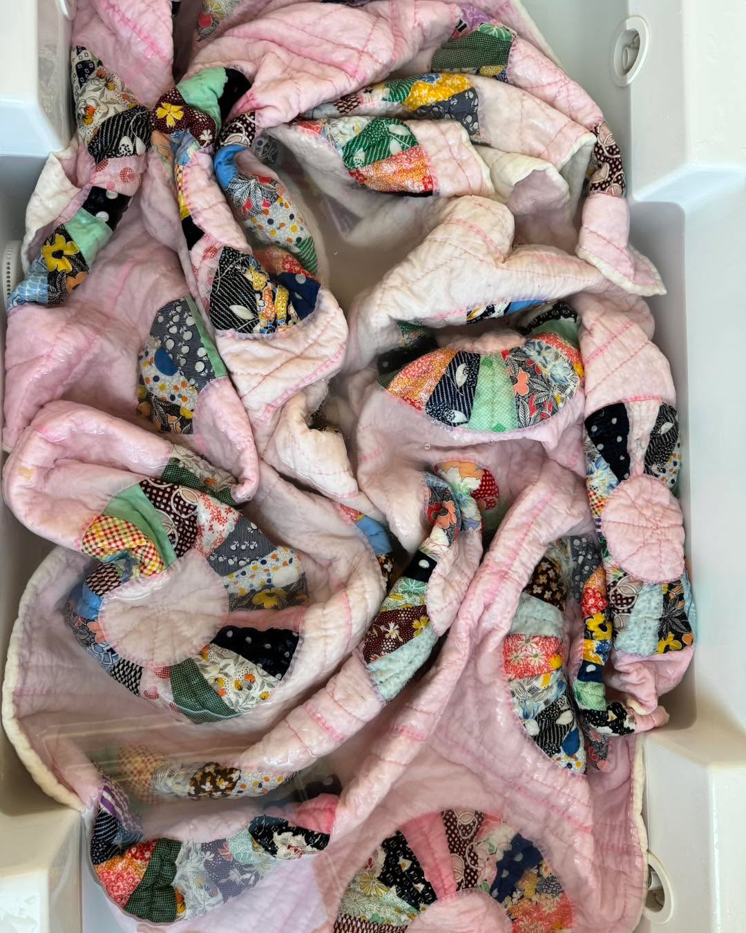 Happy National Quilting Day! Today I’m almost done soaking & cleaning a new quilt! Stains have either come out entirely or lightened up so that they won’t be noticeable. This one was hand quilted with pink thread. 💗
#happyquiltypeople #quiltrestoration #quilt