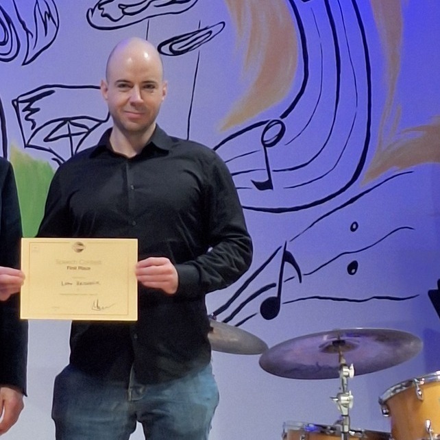 Ponosni na uspeh naših članov na Area tekmovanju! 🎉
Naši člani so bili včeraj na Area Contest v Beljaku izjemno uspešni:
🏆 Luka Hribernik – zmagovalec tekmovanja v pripravljenih govorih
🏆 Uroš Livk – zmagovalec tekmovanja v pripravljenih govorih v nemškem jeziku
🥈 Laura Fink – 2. mesto v tekmovanju v ocenjevanju govora
🥈 Vladimir Rančić – 2. mesto v improviziranih govorih (Table Topics)
Vsi bodo naš klub zastopali tudi na Division Contest v Gradcu.
Iskrene čestitke vsem tekmovalcem za odličen nastop in hvala tudi vsem, ki so pomagali v organizacijskih in podpornih vlogah. Zelo smo ponosni na vas! 👏
#Toastmasters #ToastmastersSlovenija #JavniNastop #Govorništvo #Leadership #PonosniNaNašeČlane