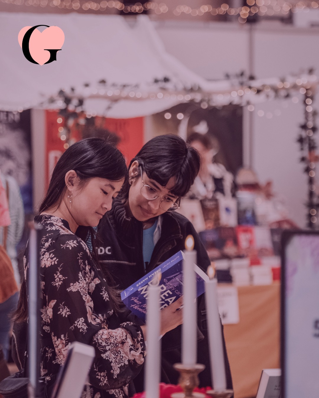 GUNST nærmer sig – og vi kan simpelthen ikke holde begejstringen tilbage!🥳🥳
Om mindre end én måned samler vi alle jer romancelæsere til årets mest romantiske bogfest 🌹
Uanset om du læser feelgood, romance, romantasy eller dark romance – der er noget for enhver smag. Se selv, hvordan stemningen var sidste år 🥰 👆
📍 Hav du endnu ikke sikret din billet? Så er det nu! Pladserne er begrænsede, og vi vil ikke have, at du fortryder, at du stod over 😉
🎟️ https://www.gunstfestival.com/billetter
Vi glæder os til at se jer alle til en brag af en bogfestival! ✨