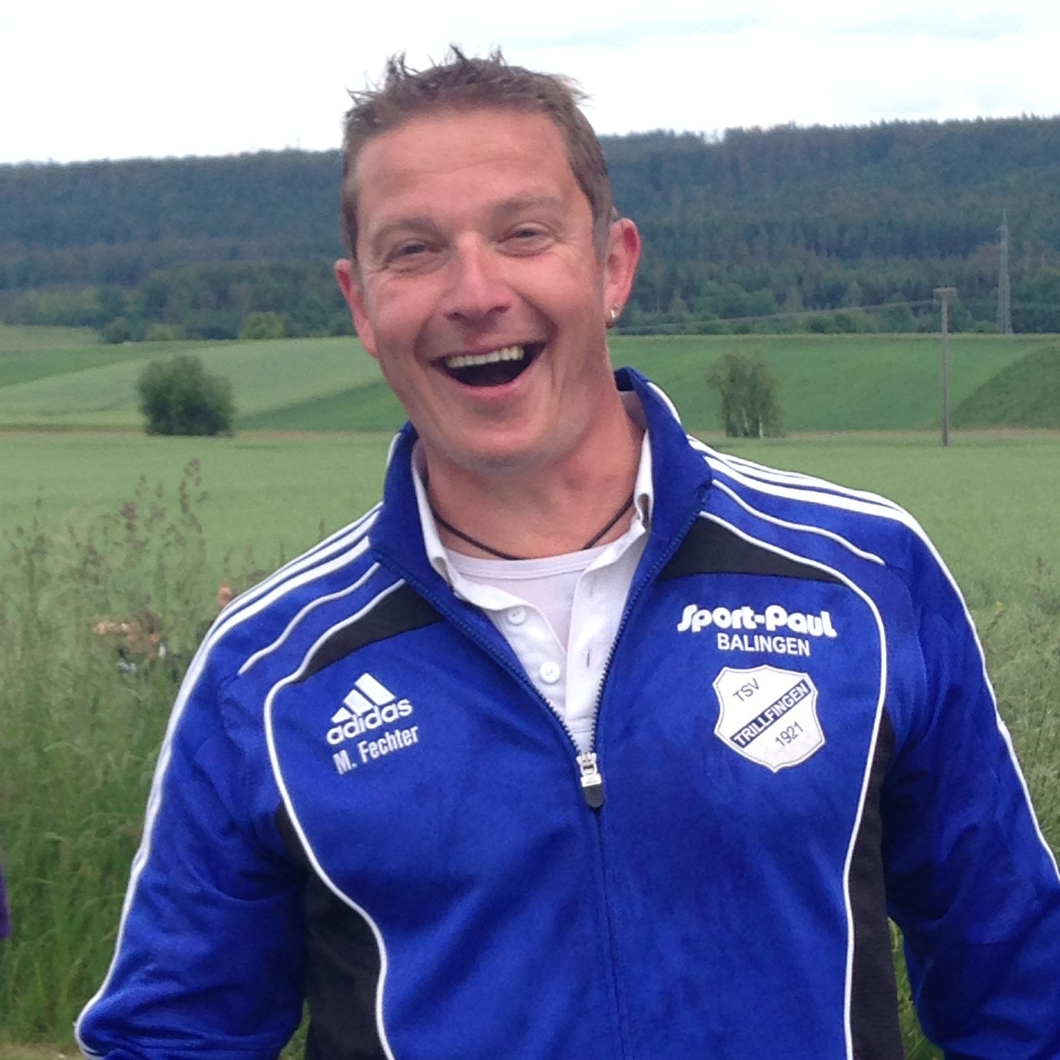 Danke, Micha! 💙⚽
Manche Menschen prägen einen Verein über viele Jahre.
Und dann gibt es Menschen wie Michael Fechter, die einen Verein über Jahrzehnte prägen.
Seit 1990 Mitglied beim TSV Trillfingen, über 400 Spiele für unsere aktiven Mannschaften, Trainer der 1. und 2. Mannschaft, Jugendtrainer, und unglaubliche 31 Jahre im Ausschuss – als Schriftführer und später als Spartenleiter Fußball.
Michael war für den TSV weit mehr als nur ein Funktionär oder Spieler. Er war über viele Jahre Gesicht, Stimme und Motor des Fußballs in Trillfingen – auf dem Platz, an der Seitenlinie und hinter den Kulissen.
Mit seinem Engagement, seiner Verlässlichkeit und seiner Leidenschaft für den Amateurfußball hat er den TSV nicht nur intern geprägt, sondern auch in der lokalen und regionalen Fußballlandschaft maßgeblich mitgestaltet.
Eine ganze Generation an Spielern kennt keinen anderen sportlichen Leiter, verdanken ihm wahnsinnig viel und viele von ihnen sind unter ihm als Spieler auf dem Feld groß geworden.
Viele Spieler, Trainer und Wegbegleiter haben von seiner Erfahrung profitiert oder mit ihm gemeinsam unzählige Stunden für den Verein investiert.
Für diesen außergewöhnlichen Einsatz wurde Michael im Rahmen der Generalversammlung verabschiedet – und eines ist klar:
Sein Einsatz und seine Spuren beim TSV Trillfingen werden bleiben.
Danke für alles, Micha! 💙
#TSVTrillfingen #DankeMicha #Vereinsleben #Amateurfußball #Ehrenamt