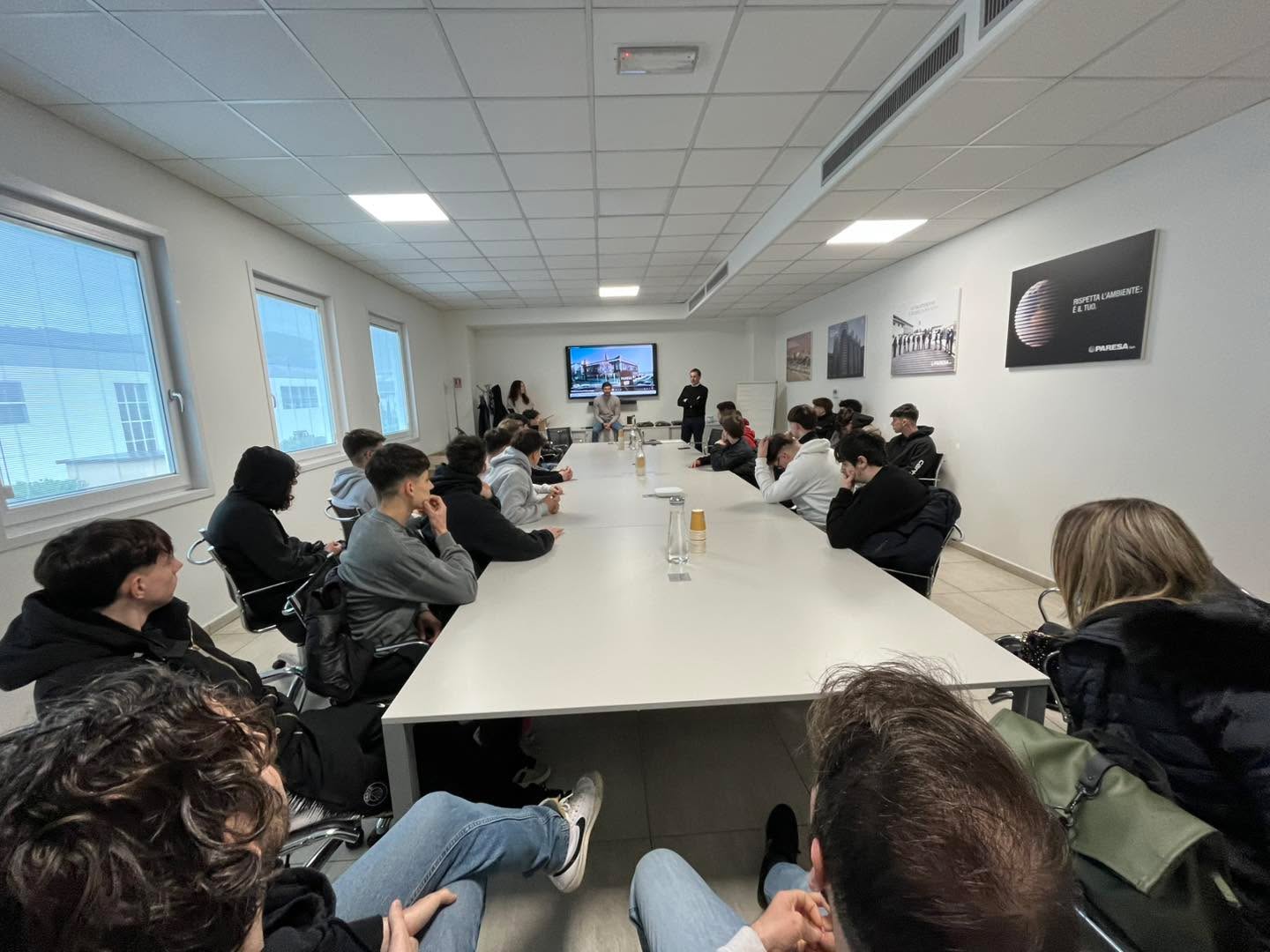 Il Marconi visita le aziende del territorio:
PARESA S.P.A. Sede di Gualdo
Le classi 4 e 5 dell’Itt Marconi meccatronica sono state accolte dall’Ing Raffaele Cedioli, uno di tre titolari di Paresa, con una parte significativa della squadra per una full immersion nell’azienda, partendo dall’accoglienza e introduzione all’Azienda in sala riunioni con video a supporto della presentazione.
Paresa progetta, realizza ristruttura e ripara qualsiasi tipo di struttura di stoccaggio dalle più semplici alle più sofisticate, fornendo un’ampia gamma di servizi e soluzioni a settori come raffinerie, depositi, centrali elettriche e altro ancora . Paresa gode di una ottima reputazione nel settore di riferimento in Italia e nel mondo 🌍 per l’alta specializzazione e competenza sia in fase di progettazione e realizzazione, nonché nelle fasi di montaggio fino al prodotto chiavi in mano . In un secondo momento i ragazzi sono stati accompagnati per una visita nei vari reparti prodottivi .
Prima di congedare i ragazzi l’ingegner Cedioli ha consegnato loro una lettera in ricordo di una giornata alla Paresa, la giornata del 18 marzo 2026.
Ad accompagnarli erano presenti gli insegnanti Prof ssa Vecci e Prof Pacini
#FuturoInsieme #ittmarconimeccatronica #ValleDelSavio #AssociazioneImprenditoriValleSavio
#paresa #Paresa