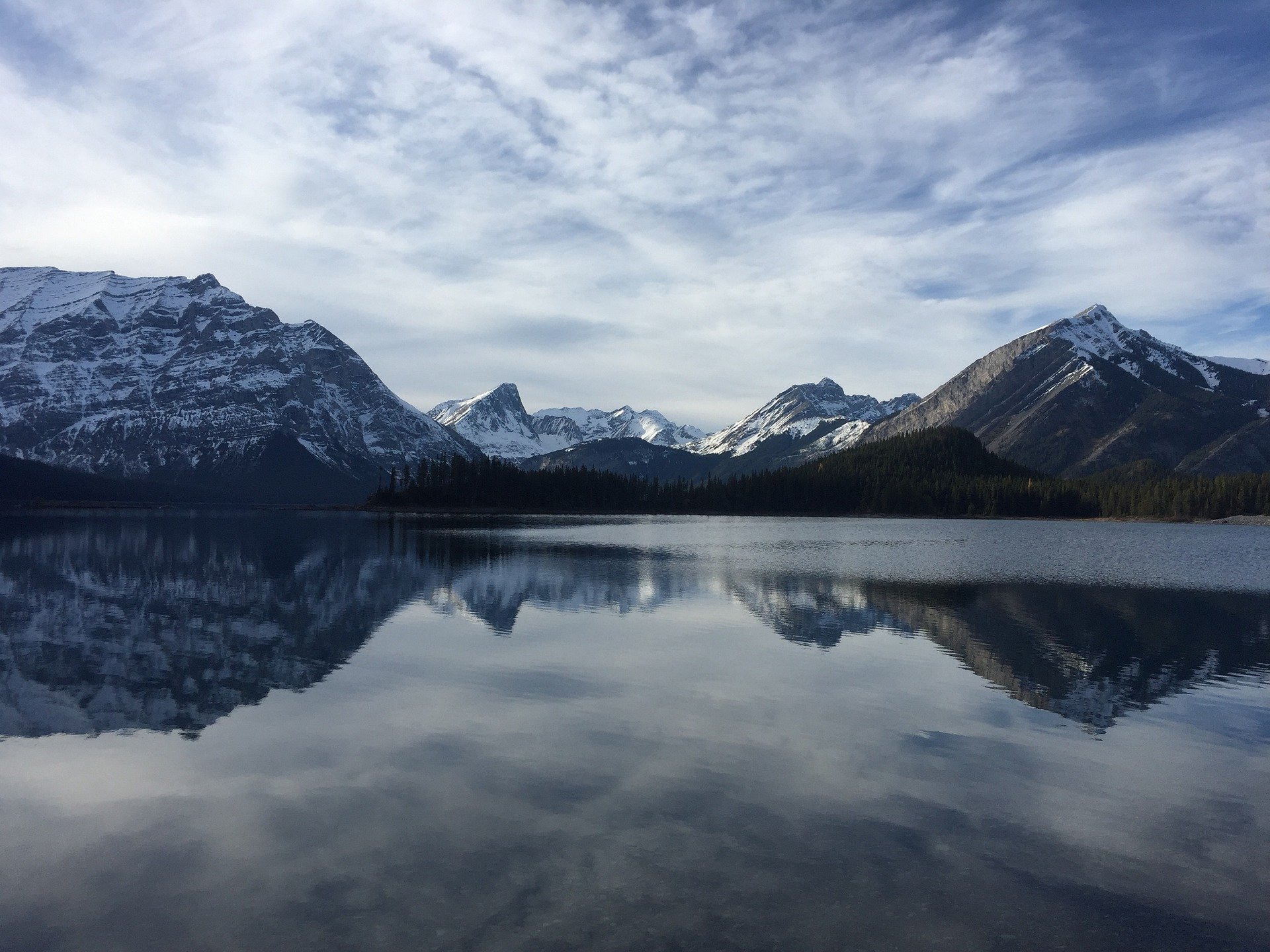 Envie de grands espaces et d’un dépaysement total ? Le Canada est une destination qui marque les esprits, entre nature grandiose et villes pleines de charme.
🏞️ Imaginez des forêts à perte de vue, des lacs majestueux aux eaux cristallines, des montagnes spectaculaires… Un véritable terrain de jeu pour les amoureux de nature et d’aventure.
🐻 Partez à la rencontre de la faune sauvage, vivez l’expérience d’un road trip inoubliable ou laissez-vous séduire par l’ambiance chaleureuse de villes comme Montréal et Québec, où culture et art de vivre se rencontrent.
🍂 En été comme en hiver, chaque saison offre une expérience différente : couleurs flamboyantes de l’automne, paysages enneigés dignes de cartes postales ou douceur estivale propice à l’exploration.
✨ Que vous soyez en quête d’aventure, de détente ou de découvertes culturelles, le Canada a tout pour vous émerveiller.
Contactez les équipes Fontana Tourisme pour créer le voyage qui vous ressemble !