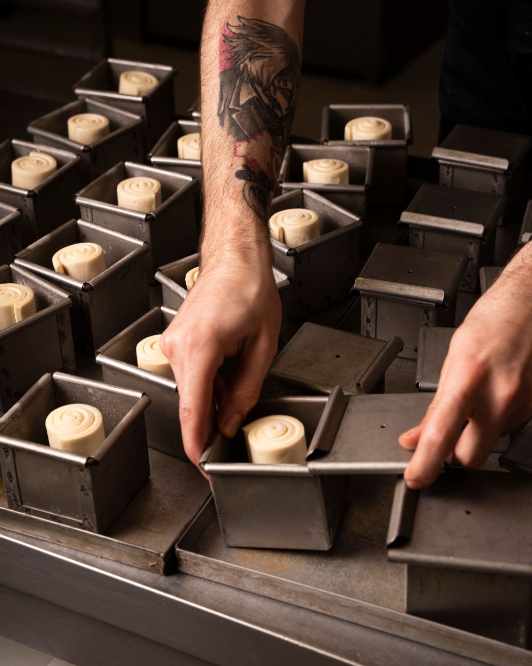 Tra impasti, lievitazioni e mani al lavoro…
il profumo della prossima infornata sta già riempiendo il laboratorio.
✨ Scrivici in DM o su WhatsApp:
📞 +39 331 258 8607
✨ Prenota ora e scegli il servizio di consegna!
👉 www.solevelab.com
Oppure ritira direttamente nel nostro laboratorio:
📍 Via Pastrengo 58, Moncalieri
#Torino #PasticceriaArtigianale #Solevè #DolciArtigianali #DolciFattiAMano