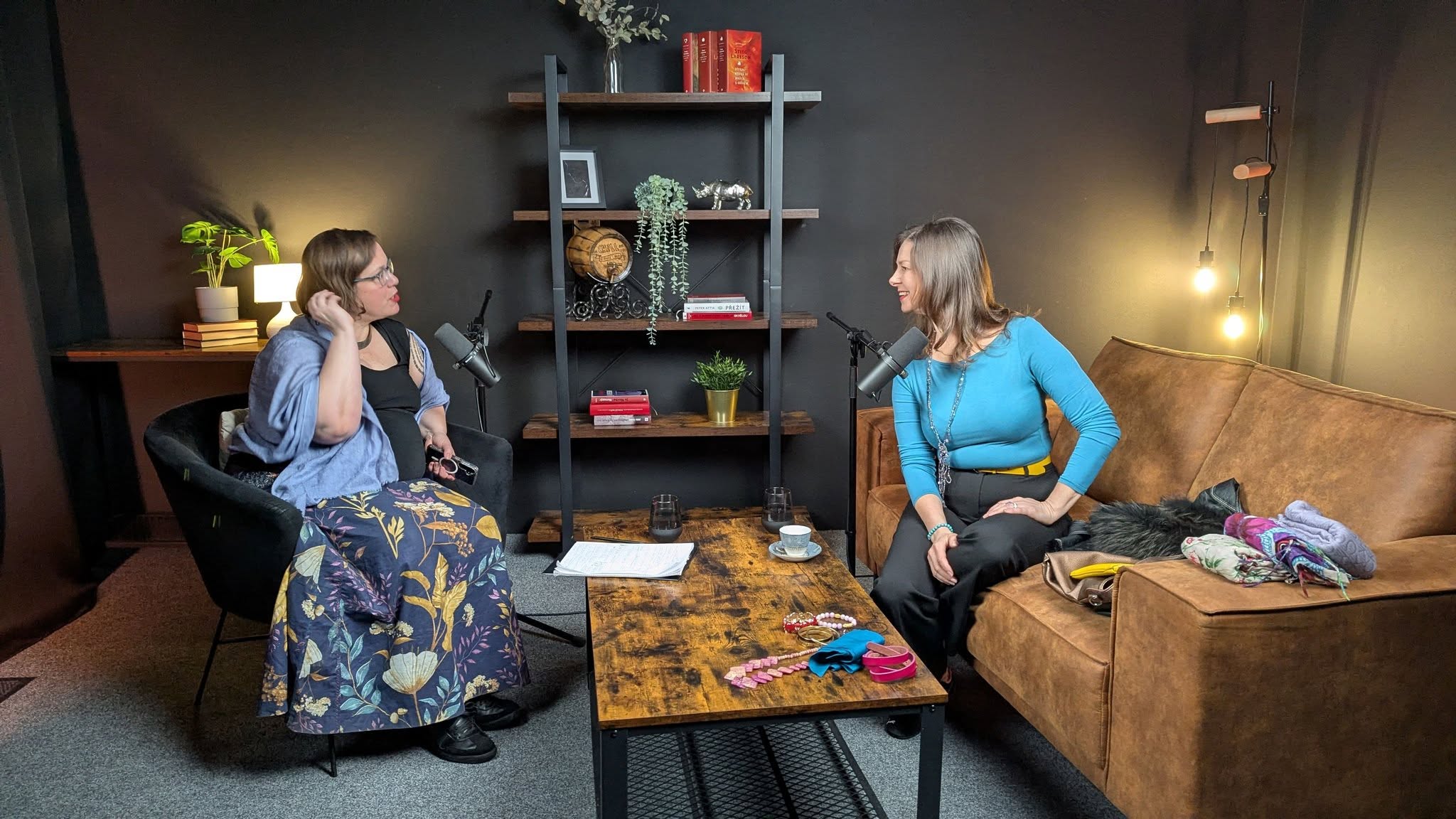 Strach vydělávat opravdu hodně je zakořeněný v celé společnosti.
Po celá léta se tu na milionáře ukazuje jako na zloděje.
Přestože již víc jak třicet šest let tu není systém, ktery takový narrativ používal veřejně, v myšlení lidí zůstal.
O strachu těch, kteří peníze vydělat umí jsem si povídala v novém podcastu Srdeční záležitosti s Jana Jánová
Odkaz najdete v komentáři.