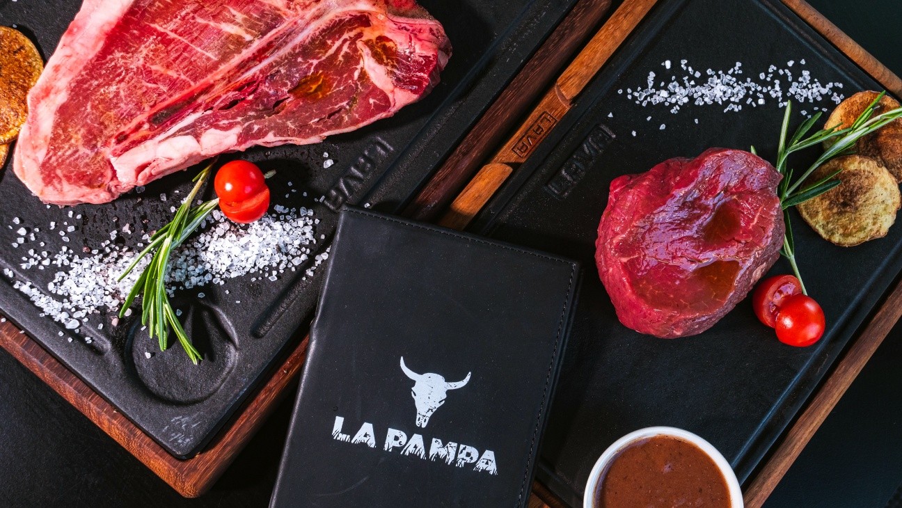 🥩 Kanadai bölény vs. T-bone – melyiket választod?
Jobb oldalon: prémium kanadai bölény – karakteres, intenzív, igazi különlegesség.
Bal oldalon: klasszikus T-bone steak – szaftos, ikonikus, örök favorit.
Két világ, egy asztalon. Te melyikre szavazol? 🔥
📍 La Pampa Steakhouse, Budapest
🍷 Tökéletes húsok, tökéletes borok
#lapampa #steakhousebudapest #tbone #bison #premiumsteak #budapestfood #steaklover