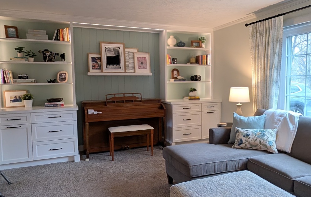 Spring is coming! 🌷🌼
With spring approaching, it's time to think about brighter colors.
Oftentimes, it's nice to shop for accessories for clients at Homegoods or At Home when the home colors match up with the seasons colors. For example if the home has a ton of rich warm, darker tones, you'll find accessories in the Fall and early Winter much easier. Likewise, when you have bright or pastel colors, Spring is your time!
#homeaccessorizing #bookshelfaccessories #Spring #springdesigninspo #interiordesigner