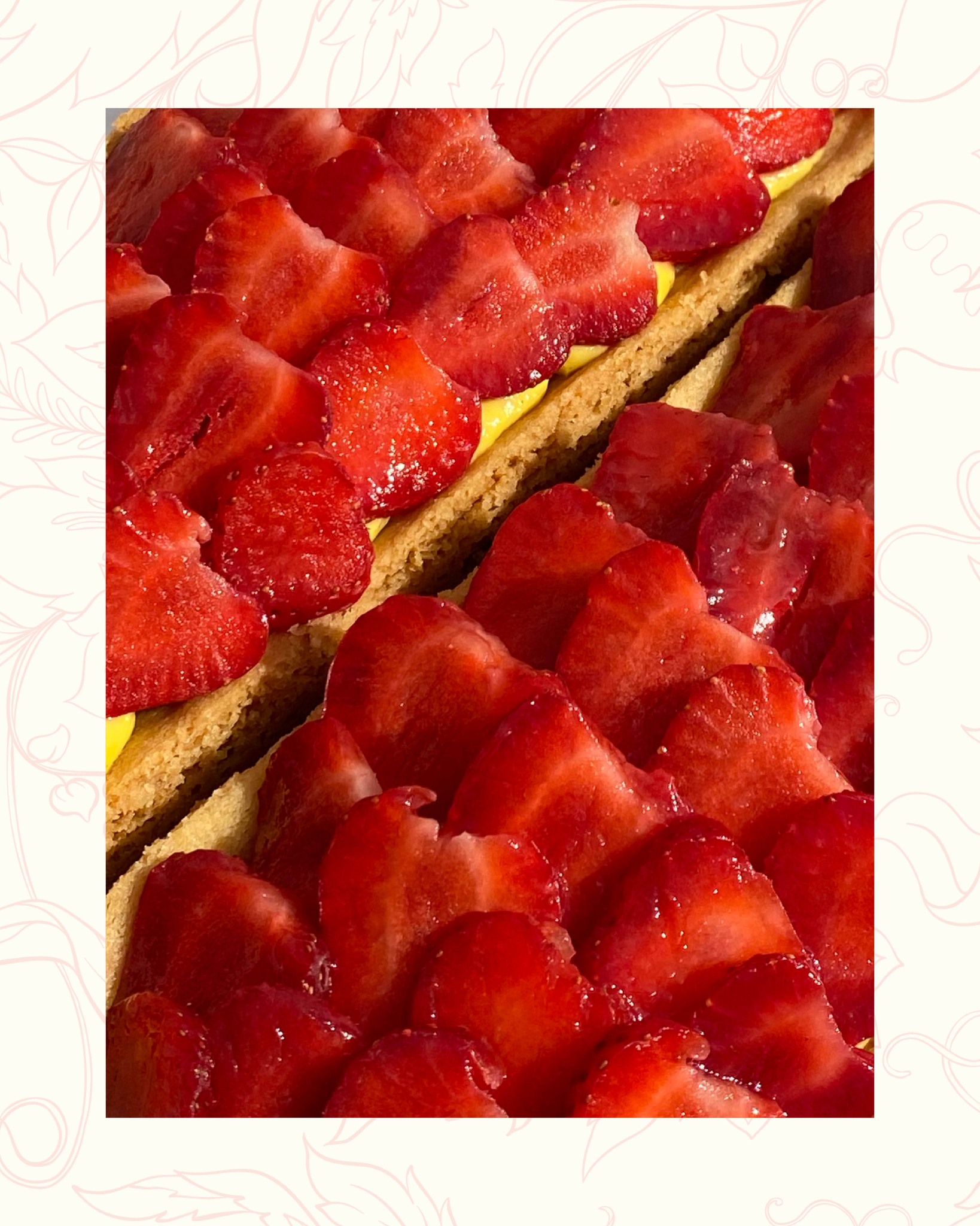 Slof met saffraan mousse en verse aardbeien
Het is weer aardbeienseizoen!
Ook voor mijn familie en vrienden bak ik graag.
Deze slof met saffraan mousse en verse aardbeien maakte ik vorig jaar voor onze Familiedag en is ook voor jullie te bestellen 😊