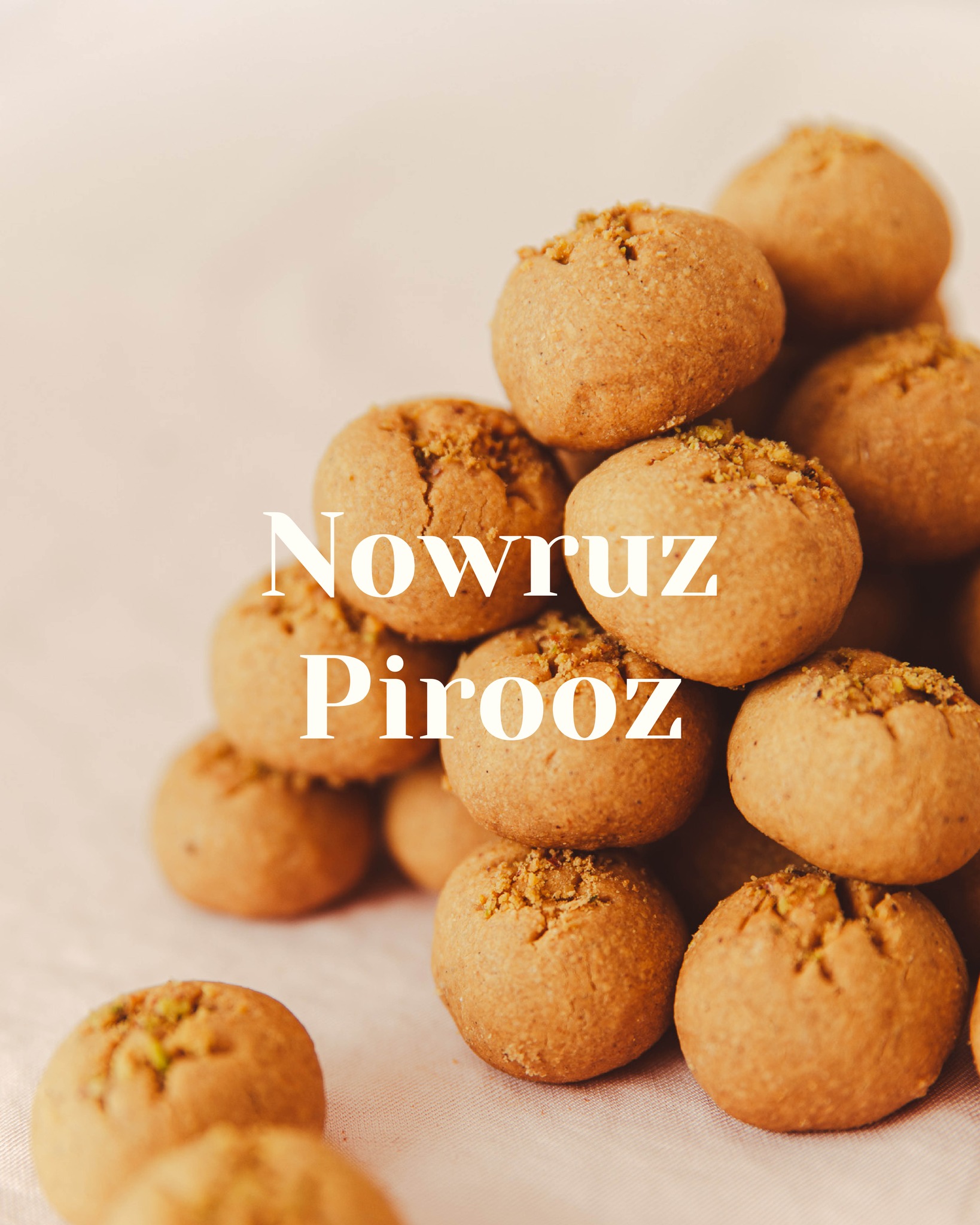 Gelukkig nieuwjaar!
Dit jaar op 20 maart om 15.46, de astrologische start van de lente, wordt Iraans nieuwjaar gevierd.
Nowruz is hèt feest van het jaar en duurt 14 dagen.
Een groot onderdeel van de traditie is het eten van speciale nieuwjaarskoekjes zoals Nokhodchi.
Nokhodchi betekent letterlijk ‘erwtje’ en het koekje is dan ook gemaakt van kikkererwten meel.
Nowruz Pirooz!