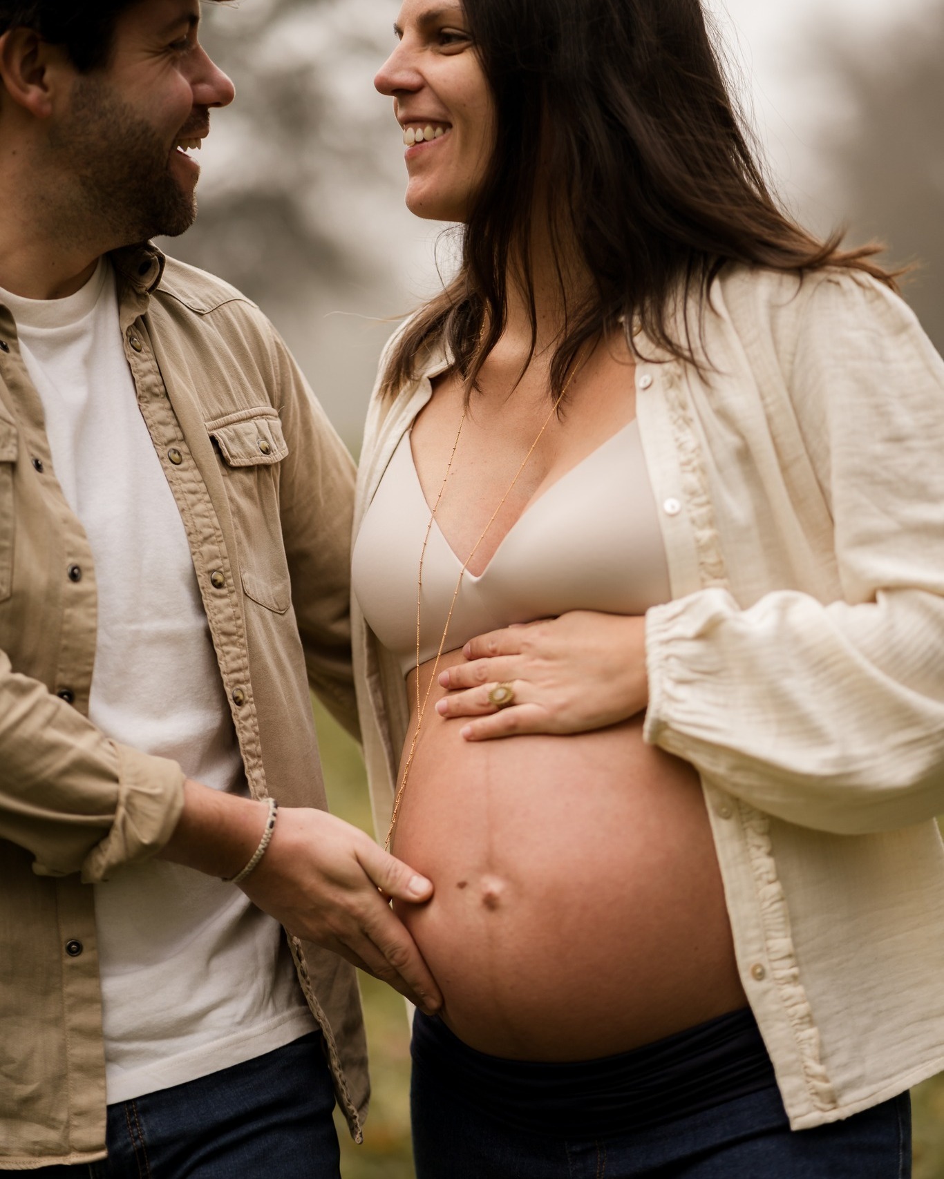 Attendre un enfant,
c’est vivre un moment un peu particulier.
Entre ce qui est déjà là,
et tout ce qui est encore à découvrir.
Un moment calme, presque suspendu,
avant que la vie prenne un autre rythme.