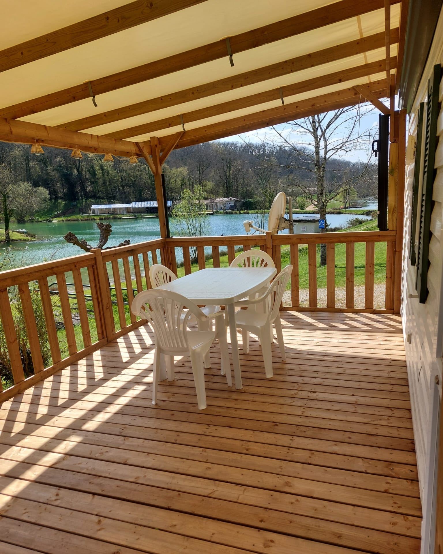 Het terras van de Sympa is vernieuwd 🧡🤩
Het is nu een volwaardig en gezellig plekje geworden waar je echt kan genieten.
Een plek waar je nog net iets langer blijft zitten. ✨
Droom je al van lange zomeravonden?
Er zijn nog enkele weken beschikbaar deze zomer in de Sympa.
Zien we je daar? ☀️
Meer info: https://www.les2lacs.com/sympa