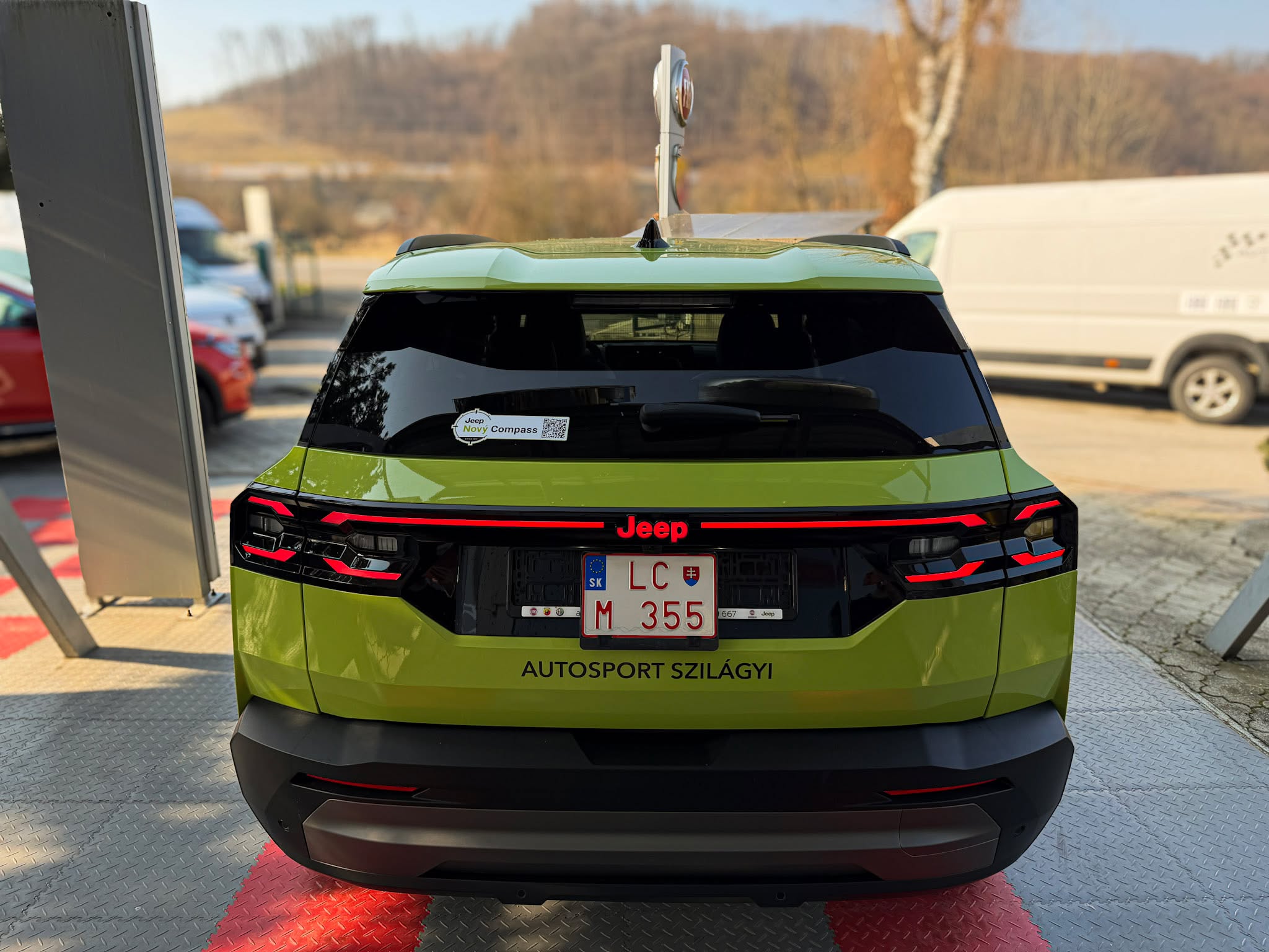 Ten zadný svetelný podpis nového Jeep Compass si jednoducho nejde nevšimnúť! 🤩 Prepojená červená línia svetiel mu dodáva moderný šmrnc a vďaka nej bude na ceste absolútne neprehliadnuteľný. Čo na tento dizajn hovoríte? 💚🚘