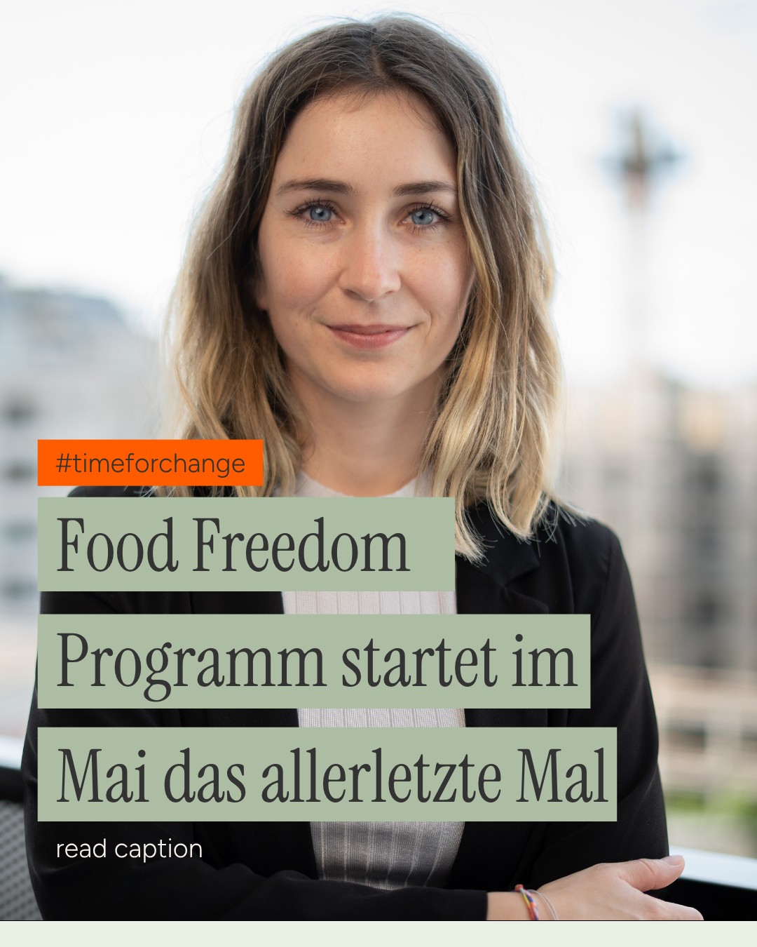 Ich kanns gar nicht glauben, dass ich das wirklich sage.
Das Food Freedom Programm war lange größter Teil meiner Arbeit, seit ich mich 2021 selbstständig gemacht habe. Über 250 Menschen haben wir begleitet, ihr Lebensthema Essen und Körper zu bewältigen und ich bin so unglaublich dankbar und stolz, all diese tollen Menschen wachsen und blühen gesehen zu haben.
Die meisten glauben, sie machen ein Ernährungsprogramm. Aber was ich gesehen habe ist, dass unser Ansatz in allen Lebensbereichen wirkt, die es braucht, um ein glückliches, erfülltes und gesundes Leben zu leben. Personen wechseln ihr Umfeld, weil sie lernen dass sie nicht gesund werden können in einem Umfeld, das sie krank gemacht hat. Sie wechselten Job. Sie sind umgezogen. Sie haben sich wieder getraut zu daten und die große Liebe gefunden. Sie haben Freundschaften beendet und im Programm neue Seilschaften fürs Leben geschlossen. Nichts hab ich so oft gehört wie "es ist so schön, nicht allein zu sein".
Aber die Zeiten haben sich verändert, ich bin jetzt auch Co CEO vom ersten gewichtsneutralen Gesundheitszentrum und wir werden sehr bald unsere Pforten öffnen, für eine inklusivere Versorgung. Meine Ressourcen haben sich verschoben und ich möchte auch mehr mit dem Zahn der Zeit gehen, der vielleicht andere Bedürfnisse mit sich bringt.
Jetzt beim Schreiben dieses Postings merke ich erst, wie emotional mich das macht, weil in all dem so viel Herzblut steckt. Mein größtes Anliegen war, dass gute Gesundheitsversorgung im privaten Bereich ganzheitlich und leistbar ist. Eine Therapieeinheit (50 min.) im Programm kostet umgerechnet 30€, das ist nur wirtschaftlich tragbar, weil sich die Gruppe die Kosten teilt.
Im Mai startet nun der allerletzte Turnus und ich suche noch 9 Personen, die Frieden mit dem Essen und Körper schließen wollen. Dich begleitet ein großes Team (Diätologie, Psychosoziale Beratung, Psychotherapeutin, Soziologin, Fitnesstrainerin) in einem gewichtsneutralen Rahmen, damit du lernst, dass Selbstfürsorge auch ohne Druck und Zwang geht.
Wenn du dich in den nächsten 8 Monaten um dich selbst kümmern möchtest: du bist gemeint und du bist hier richtig <3
Link in Bio für mehr Infos.