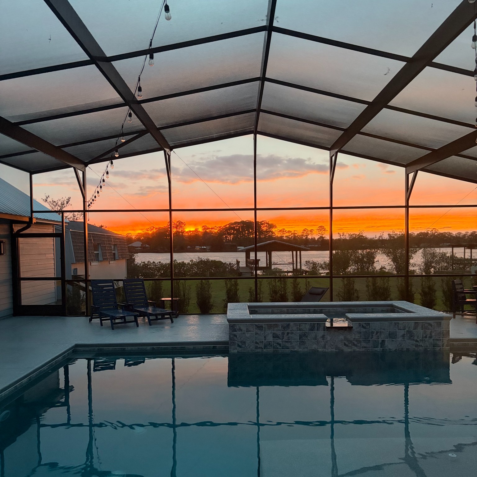 🌅Check out this sunset.... on 𝕊𝕌ℕ𝕊𝔼𝕋!
Friends of the sellers are currently at my listing and they send me this text:
"𝘛𝘩𝘦𝘺 𝘴𝘶𝘳𝘦 𝘩𝘢𝘷𝘦 𝘣𝘦𝘢𝘶𝘵𝘪𝘧𝘶𝘭 𝘴𝘶𝘯𝘴𝘦𝘵𝘴 𝘩𝘦𝘳𝘦"
They are not wrong!
Link to the property in comments