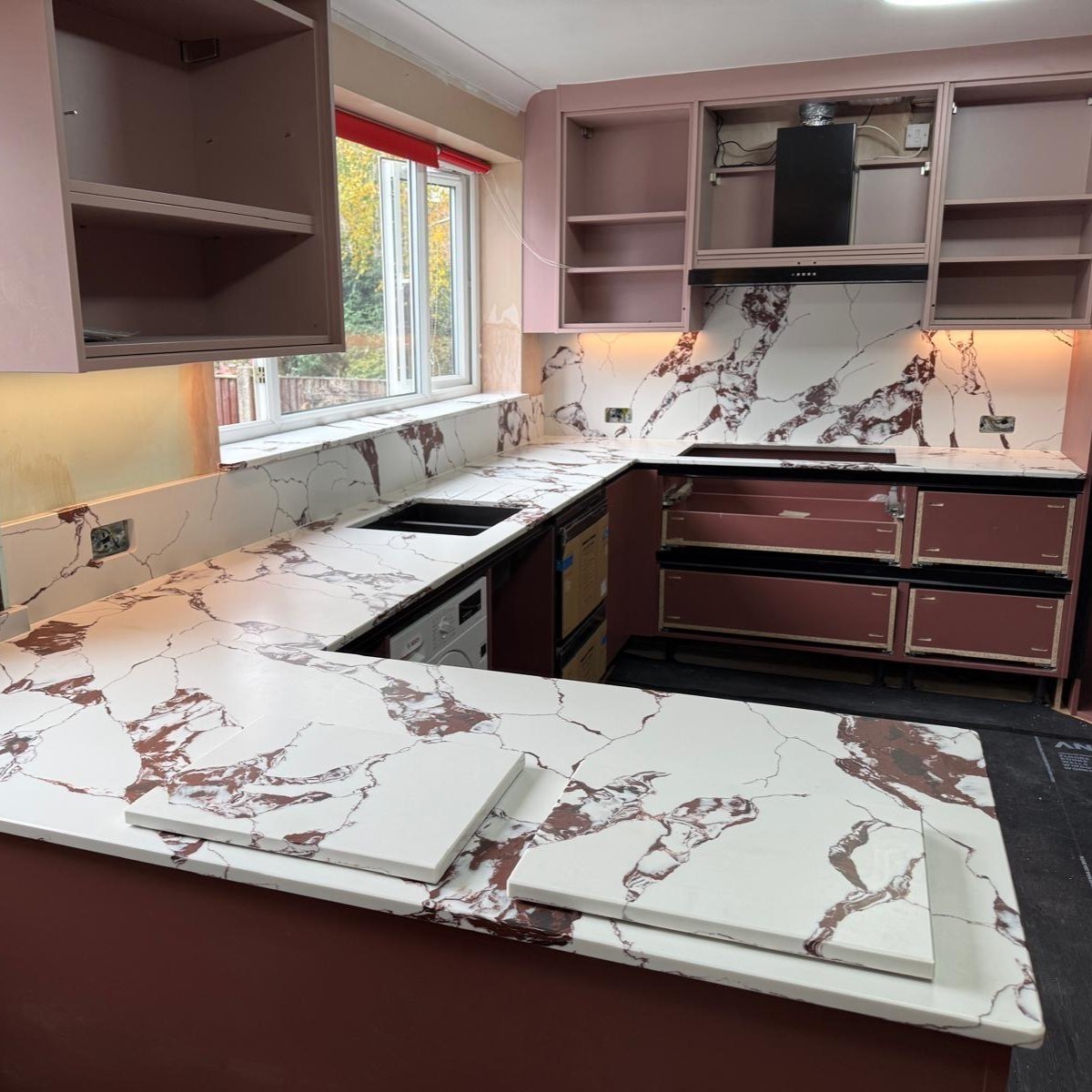 ā¤ļø Seeing red with this one, Celosia Antique finish quartz worktops with window sill and splashbacks #worktopscheshire #kitchenideas #homeimprovement #kitchenworktops #quartzworktop #quartzworktops
