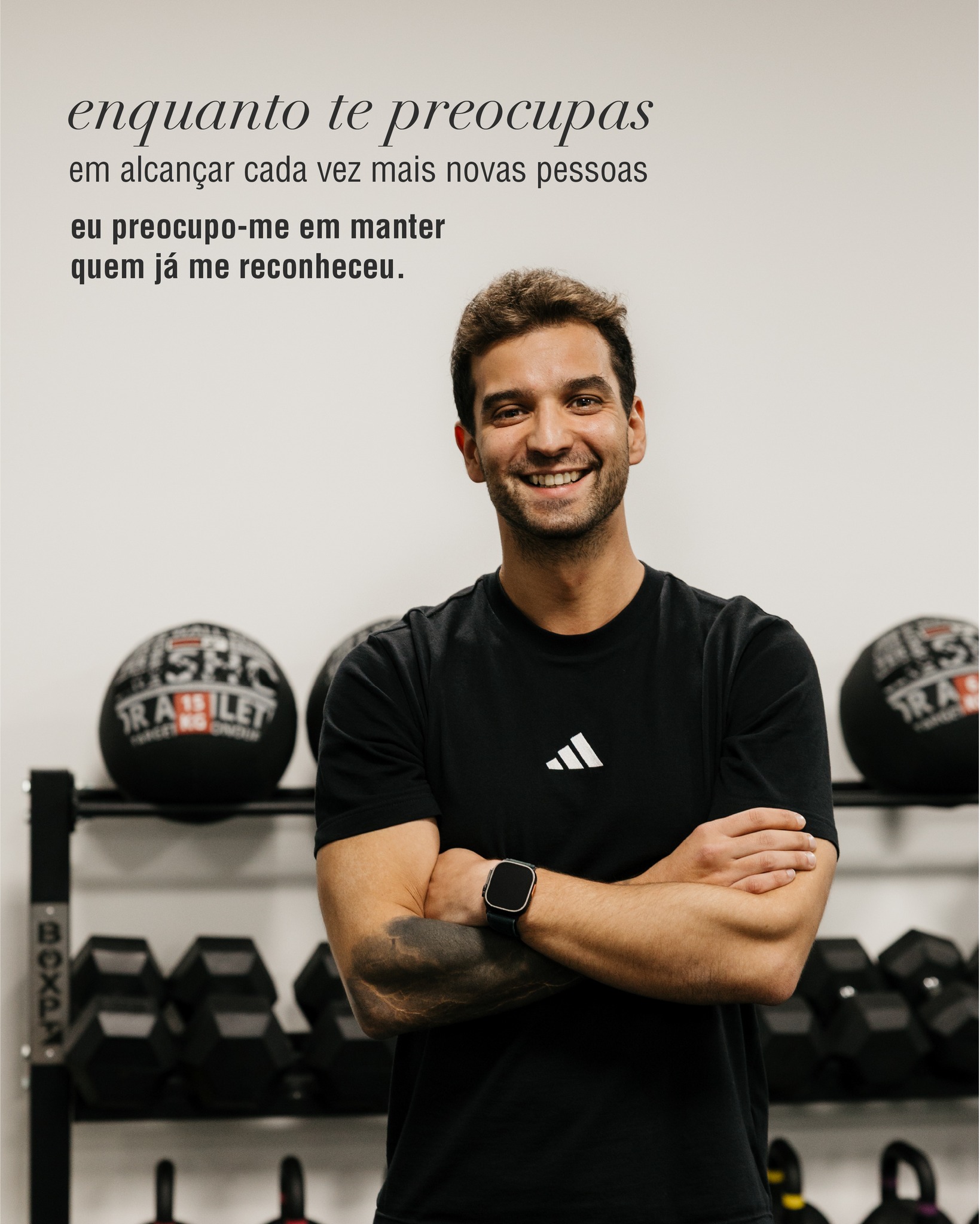 o gestor de redes sociais não te garante vendas.
essa é uma mentira que te andam a vender.
não adianta uma montra perfeita, se o serviço não lhe fizer justiça.
o gestor de redes sociais não sabe como é:
- o teu atendimento
- a qualidade do teu serviço
- se cumpres prazos
- se crias experiência
- etc
a gestão das redes sociais é um pilar importantíssimo, para impressionar quem não te conhece e alimentar quem já te viu mas ainda precisa ser alimentado para avançar.
o resto é contigo.
não é diferente por aqui.
eu escolho trabalhar com verdade, gestão de expectativas.
não prometo vendas, novos seguidores.
prometo posicionamento e percepção de valor.
e o resto acaba por vir por consequência.
alguns abandonam-me, porque ambicionam coisas que não tenho para lhes dar. outros ficam e os negócios prosperam na mesma. é com esses que eu quero continuar a trabalhar.
obrigada @spotlightstudio.pt , por tantos anos de caminho juntos ✨