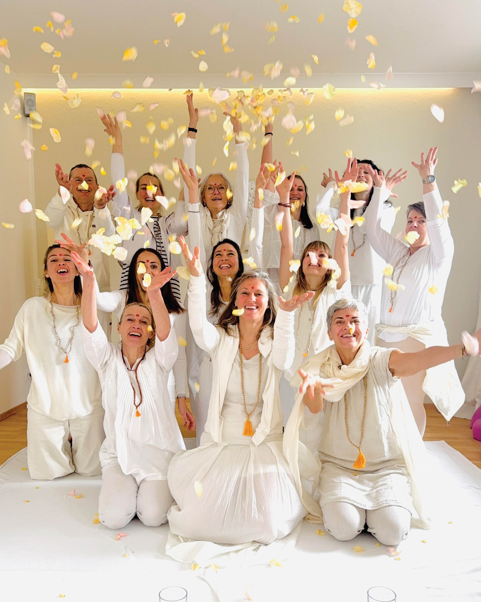 🌱 Die Geschichte vom Samen
Stell dir einen kleinen Samen vor, tief in der Erde.
Dort unten ist es dunkel, still und geschützt.
Der Samen weiß nicht, was über ihm liegt.
Er kennt nur die Erde um sich herum.
Vielleicht fragt er sich manchmal,
ob es mehr gibt als diesen dunklen Raum.
Doch eines Tages beginnt etwas in ihm zu geschehen.
Ganz leise. Ganz sanft.
Ein innerer Impuls zu wachsen.
Der Samen spürt:
Wenn er wachsen will, muss seine alte Hülle aufbrechen.
Und das kann sich zuerst ungewohnt anfühlen.
Vielleicht sogar ein bisschen beängstigend.
Aber der Samen vertraut.
Langsam öffnet sich seine Schale.
Eine kleine Wurzel wächst nach unten –
und ein zarter Trieb beginnt, nach oben zu streben.
Tag für Tag arbeitet die Natur mit ihm:
die Erde, das Wasser, die Wärme der Sonne.
Und eines Tages durchbricht der kleine Trieb die Oberfläche
und spürt zum ersten Mal das Licht.
Was einmal nur ein kleiner Samen war,
beginnt zu einer starken Pflanze zu werden.
Und vielleicht ist der Weg, Yogalehrerin zu werden, ganz ähnlich.
Am Anfang ist da nur ein Gefühl…
ein leiser Ruf im Herzen.
Der Wunsch, tiefer zu gehen.
Mehr zu verstehen.
Und das, was Yoga schenkt, mit anderen zu teilen.
Auf diesem Weg wachsen wir.
Wir lernen.
Wir öffnen uns.
Und langsam entdecken wir,
dass alles, was wir brauchen, bereits in uns angelegt war –
wie im Samen.
Und so wird aus einer persönlichen Praxis
mit der Zeit ein Weg,
Licht, Ruhe und Bewusstsein auch für andere Menschen zu halten.
So wie die Pflanze, die aus der Erde wächst
und ihre Blätter der Sonne entgegenstreckt.
Und vielleicht beginnt Transformation genau so:
leise…
von innen…
und Schritt für Schritt
______
Danke Euch Ihr wundervollen "Yogalehrerblumen", oder "-bäume" für dieses so berührende Gedicht - da bleibt kein Prüferauge trocken ;-)))
Wachst weiter, blüht und strahlt - und bleibt gut verwurzelt !!!!!
von Herzen
Alice, Beatrix und Martina
____
🤍 nächste Samenphase:
YOGA TRAINING 200 Grundausbildung Nov 26 - März 27
☝INFOABEND Online 29.3. 20 Uhr