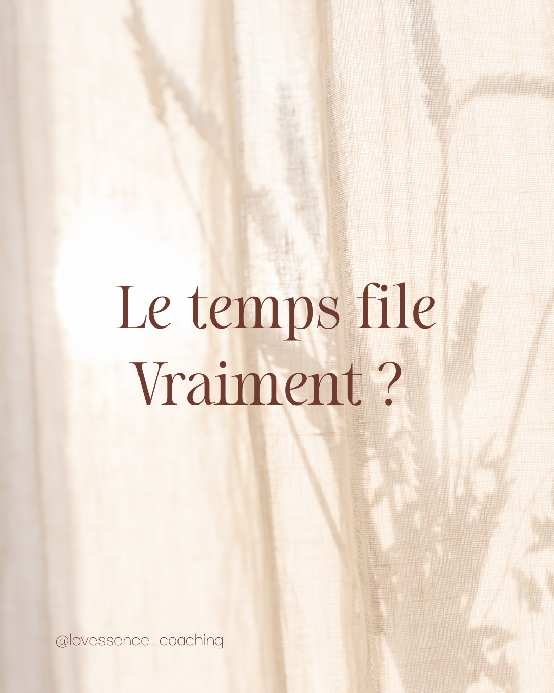 Le temps file, on nous le dit, souvent. On le ressent et on court après.
Et pourtant.
Ce matin le soleil s'est levé exactement comme hier.
Ni plus vite. Ni plus lentement. Les saisons se succèdent sans jamais se bousculer.
La nature, elle, n'a jamais raté son heure.
Alors peut-être que le temps ne file pas.
Peut-être que c'est nous qui avons perdu le fil.
Celui qui nous connectait à notre propre rythme. À celui de la vie. De la nature.
Et quand on perd ce fil... on se perd aussi soi-même.
Revenir au temps, c'est revenir à soi. À ce qui compte vraiment. À ce qu'on ressent, à qui on est simplement cela.
Et toi, quand as-tu pris le temps pour la dernière fois de ne rien faire d'autre que d'exister ? 💛
#temps #ralentir #nature #rythme #revenirAsoi #heartset #lovessence #coachdecoeur #prendreletemps #reconnexion