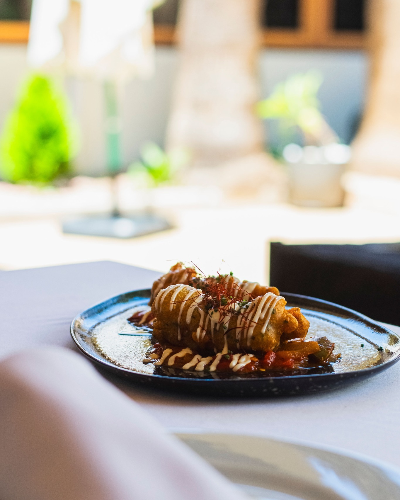 ☀️🔥 Crujiente de lomo de bacalao con pisto murciano y mayonesa de ajo
Abrimos boca con una de nuestras elaboraciones más tradicionales.
El contraste entre el bacalao crujiente y el pisto murciano aporta equilibrio, acompañado de una suave mayonesa de ajo que completa el conjunto.
Una propuesta perfecta para disfrutar al aire libre.
Te esperamos esta primavera en nuestra terraza.✨
El Soto de Vulcano 🔥
📍 Carril del Soto, 14. (Junto al paseo del Malecón)
📞 667 384 568 / 968 953 945
#ElSotoDeVulcano #Bacalao #PistoMurciano #CocinaDeProducto #MurciaGastronómica #Terraza #Primavera #ReservaYa