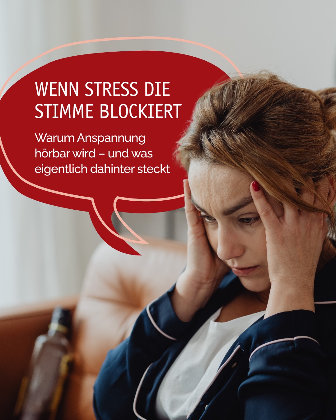 Man möchte etwas sagen und plötzlich klingt deine Stimme gepresst, brüchig oder bleibt ganz weg? 😖
🧠 Stress wirkt direkt auf unsere Stimme.
Unter Anspannung spannt sich die Muskulatur an, die Atmung wird flacher und die Stimme verliert an Kraft und Flexibilität. Der Körper schaltet in den „Alarmmodus“ – und feines Zusammenspiel von Atmung, Stimme und Resonanz gerät aus dem Gleichgewicht.
🔎 Typische Anzeichen können sein:
• häufige Heiserkeit
• Räusperzwang
• schnelle Stimmermüdung
• Druck- oder Engegefühl im Hals
• das Gefühl, „nicht richtig durchzukommen“
💛 Die gute Nachricht:
In der logopädischen Stimmtherapie lernen Betroffene, Spannung zu lösen, die Atmung zu regulieren und die Stimme wieder ökonomisch und frei einzusetzen – auch in stressigen Situationen.
Deine Stimme ist kein Schwachpunkt. ☝🏼
Sie ist ein sensibles Instrument – und sie darf Unterstützung bekommen. 🤗
#logopädiesalzkotten #salzkotten #stimmeundstress #heiserkeit #logopädie