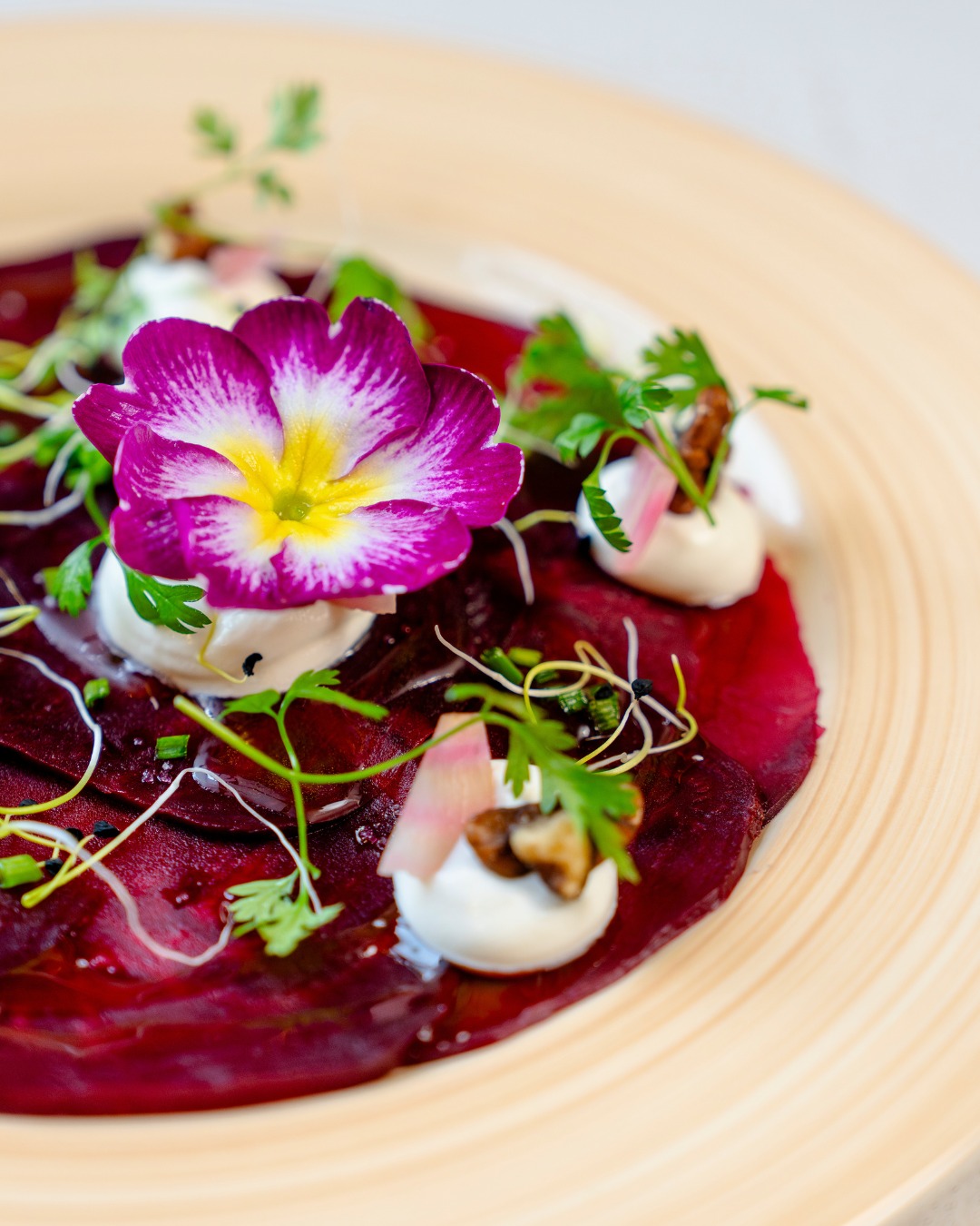 Comme un tableau dans l’assiette :
Betterave rouge, mousse blanche, touches de condiments…
Chaque bouchée est un souffle de douceur et de poésie.
Ouvert du mercredi au dimanche de 12h00 à 14h, et les mercredis, jeudis, vendredis et samedis soirs de 19h à 22h
📍 5 rue Nostradamus, 13680 Lançon-Provence
📞 07 66 57 67 58
🍽️ Réservez votre table via le lien dans la bio
