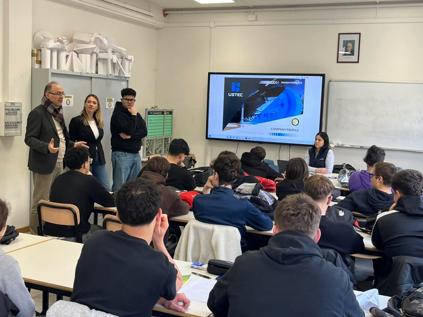 Oggi la ditta USTEC di San Piero in Bagno ha presentato la propria attività ai ragazzi della classe 3^ ITT Marconi a Sarsina ‼️
La socia Valentina Para, dopo avere fatto una introduzione sulla storia aziendale della Fam Para:
Dal nonno Aleardo Para, al padre Cesare Para che con Moreno Para hanno dato vita e continuità alla Sampierana e al gruppo Eurocomach oggi CNH, Valentina ha presentato l’asset attuale di USTEC: 3 soci , oltre 120 dipendenti, un mercato internazionale da gestire per un prodotto custom Made .
In ballo importanti novità sfidanti e molte opportunità per il territorio e per questa scuola tecnica.
Molte le posizioni aperte e che si possono ampliare e accogliere i ragazzi che, competenze acquisite, entrano nel mondo del lavoro .
Se esistono progetti formativi durante il percorso scolastico , ce ne sono sicuramente appena si varca la soglia delle aziende .
Testimonial per questa presentazione di USTEC è l’ex studente, diplomato lo scorso anno al Marconi di Sarsina : Monti Matteo che racconta ai ragazzi la sua esperienza lavorativa in USTEC AL CONTROLLO QUALITÀ
Una grossa soddisfazione, ascoltare questa testimonianza per tutti i presenti insieme ai ragazzi :
I Docenti
Il Dirigente
L’Associazione Imprenditori
La ditta Ustec
Grazie per questo ottimo feedback che sprona a continuare su questo progetto di scuola tecnica di vallata ‼️
#ustec
#AssociazioneImprenditoriValleSavio #ittmarconimeccatronica #ValleDelSavio #FuturoInsieme #ValleSavio #Formazione #formazione #formazionediqualità