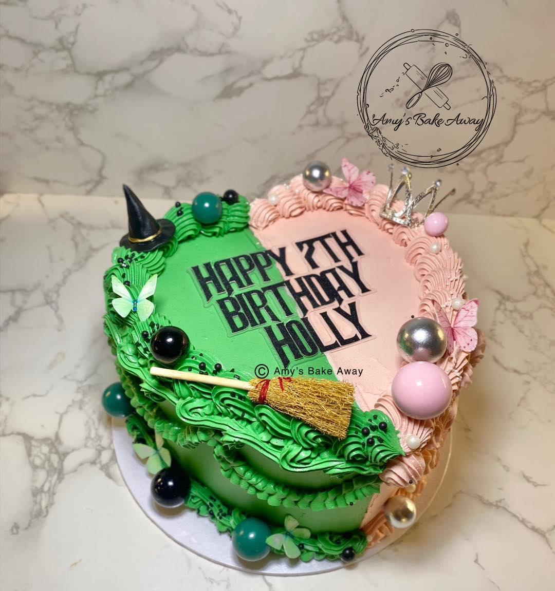 Wicked Heart Cake ππ
.
.
#dublincakes #dublin #cakesofinstagram #lambethcakedesign #lambethcake #heartcakes #customcakes #exploremore #dublinireland #lambethcakestyle #bespoke #heartcakedesign #cakecreations #amysbakeaway #bespokedesign
