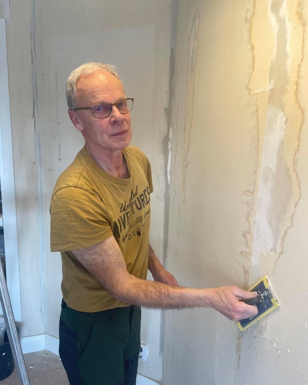 Nu har vi börjat renovera två av kyrkans kontor!