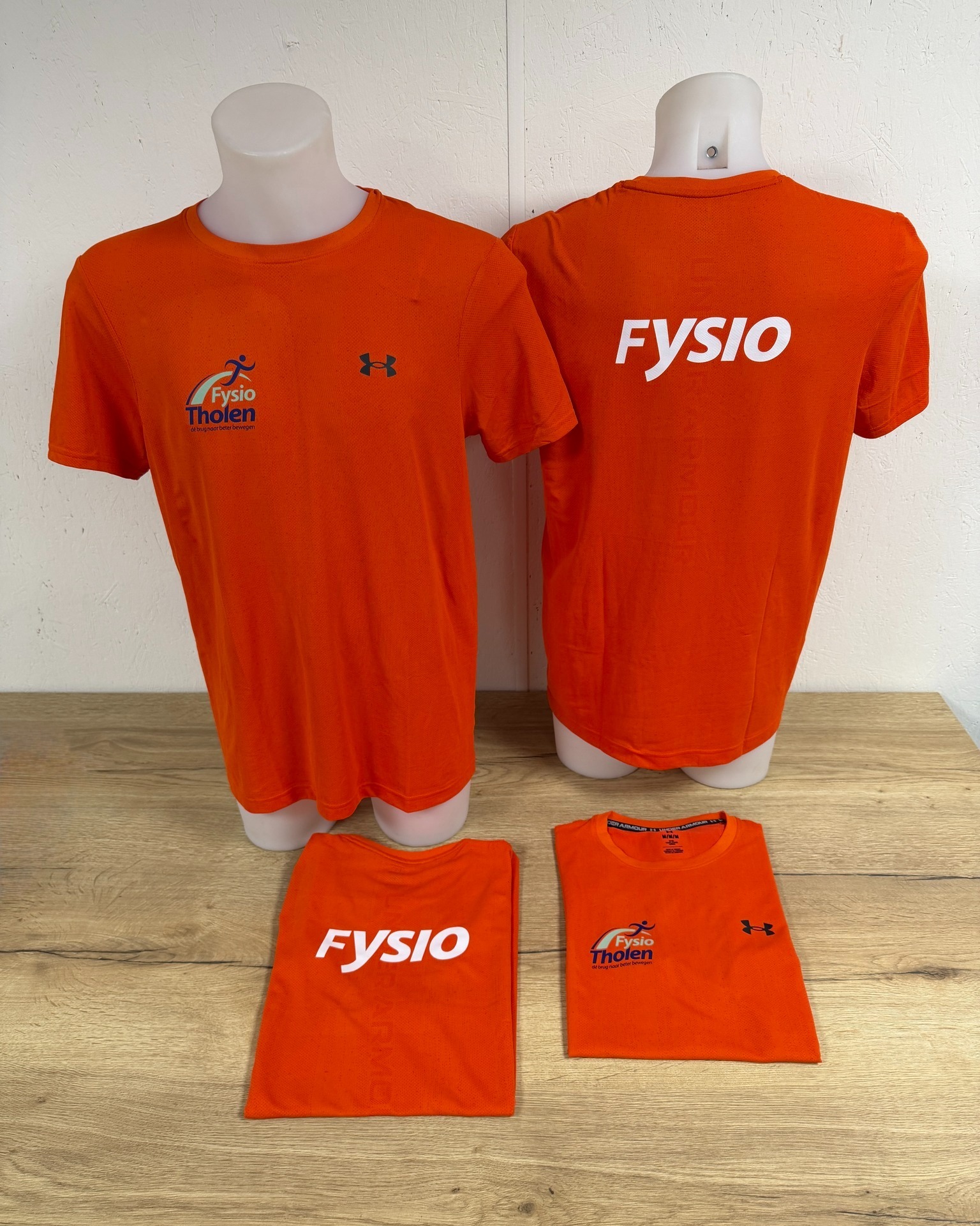 Voor Fysio Tholen mochten we weer een mooie bestelling verzorgen 👕✨
De shirts werden zelf aangeleverd en wij hebben ze strak bedrukt met hun logo. Zo lopen ze herkenbaar, professioneel en als één team rond. 🧡
Ook kleding liggen die je wilt laten bedrukken?
Lever het aan, dan regelen wij de rest 👇😊
Stuur even een berichtje, dan kijken we samen wat het beste past.
#fysiotholen #tholen #bedrijfskleding #shirtsbedrukken #bedrukken #teamkleding #logokleding #inbeeldreclame #lokalebedrijf #fysiotherapie #werkkleding #professioneleuitstraling #reclame #drukwerk #ondernemers #zeeland