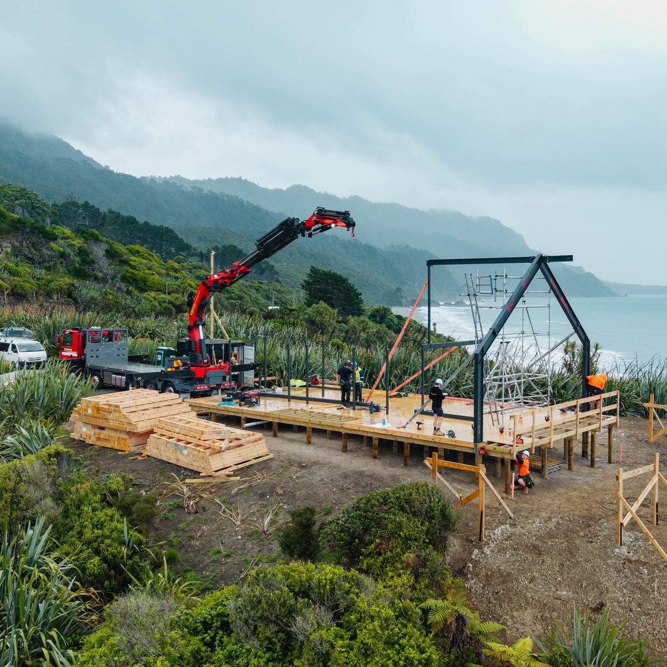 It was a big week on site last week for our Punakaiki Team - Steel went in and frames are up on both Northern & Southern Dwellings. Despite the rain the lads were all smiles! Good thing they had their raincoats! Solid Effort from the @bromleysteel Team 🔥🔨
